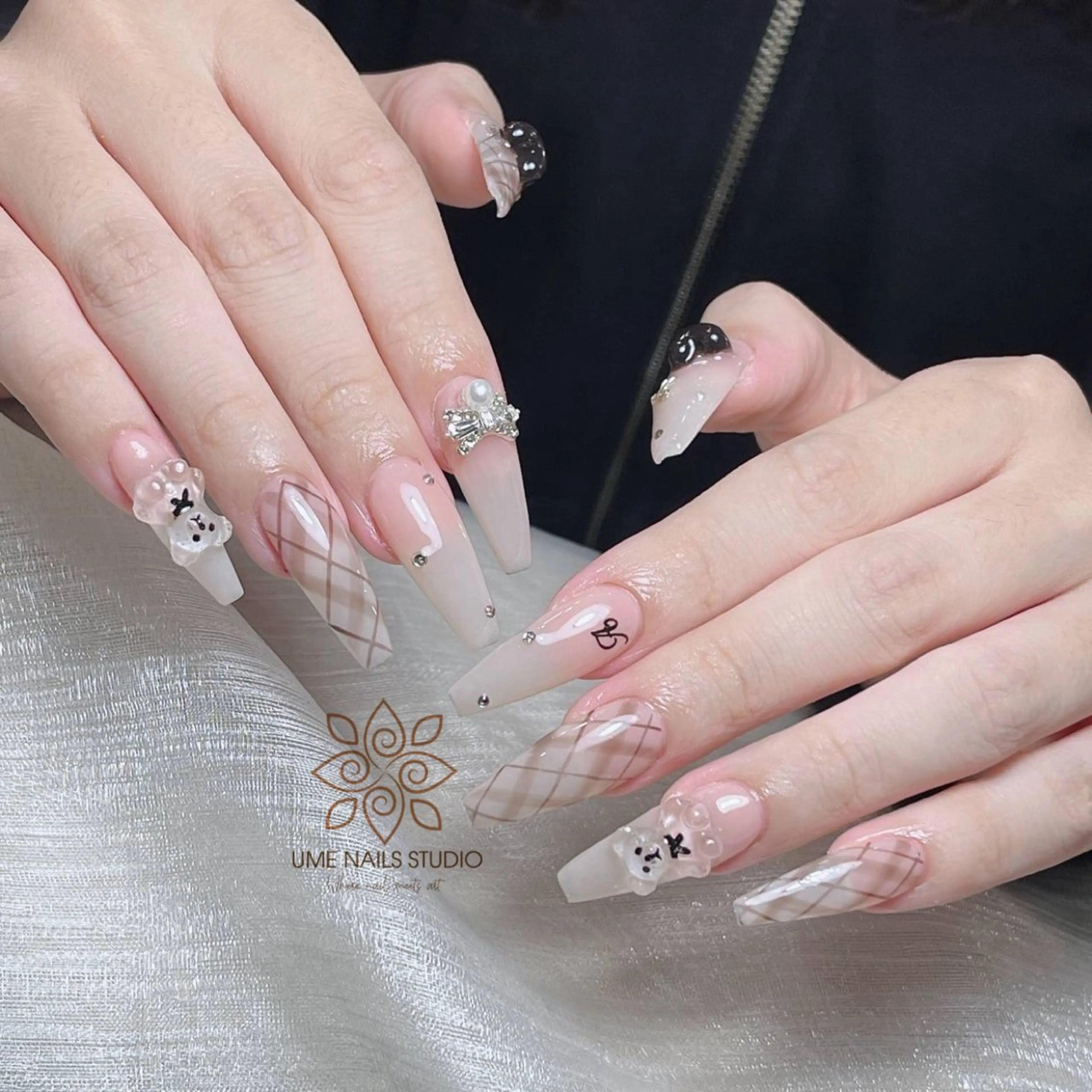 ネイル チークネイル クリアネイル ガーリー キラキラネイル 韓国ネイル ハンドネイル Ume Nail Studioのネイルデザイン