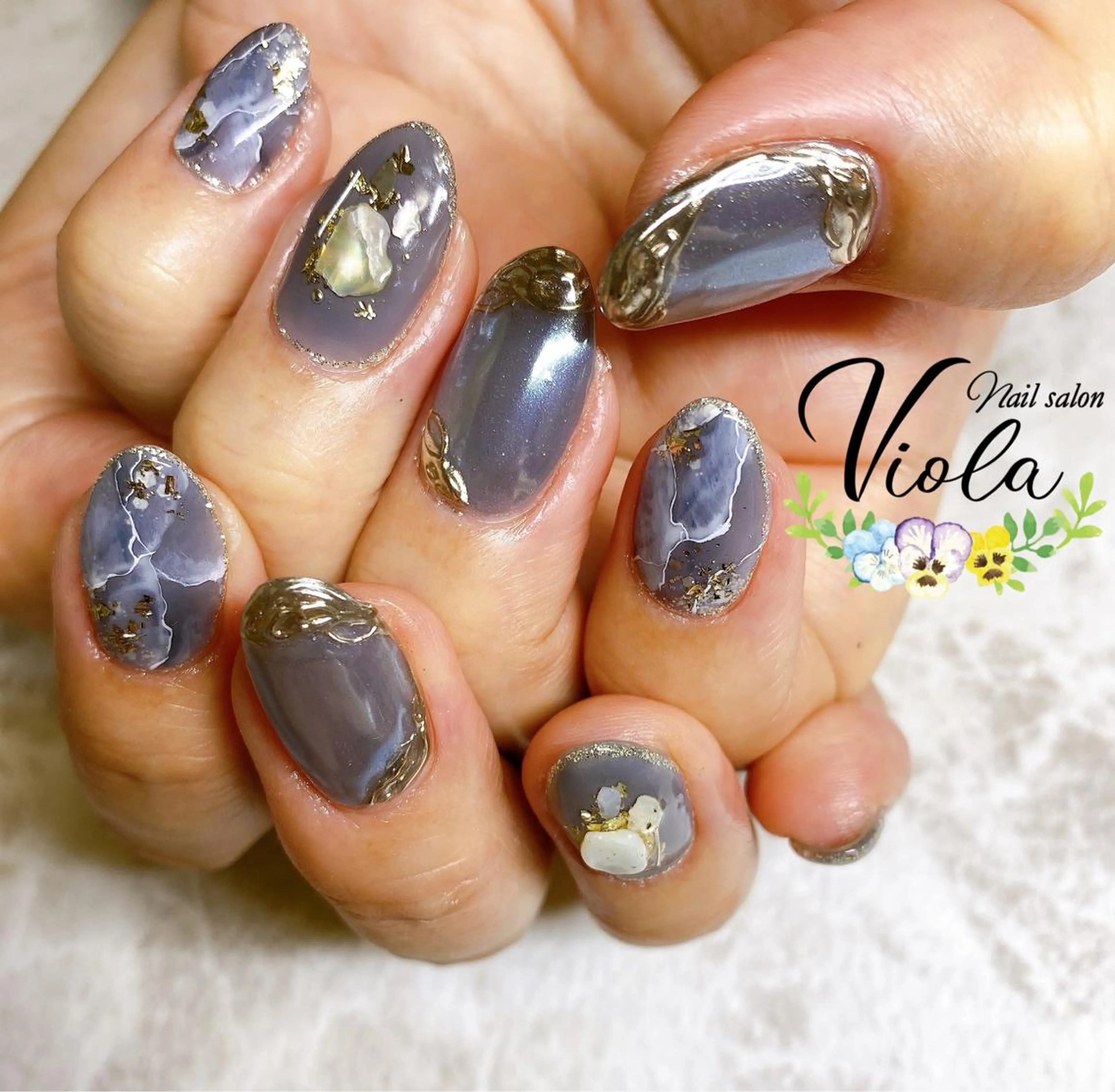 ネイル キラキラネイル ミラーネイル シルバー ハンドネイル Nailsalon Viola所属・ネイルサロン Violaのネイルデザイン