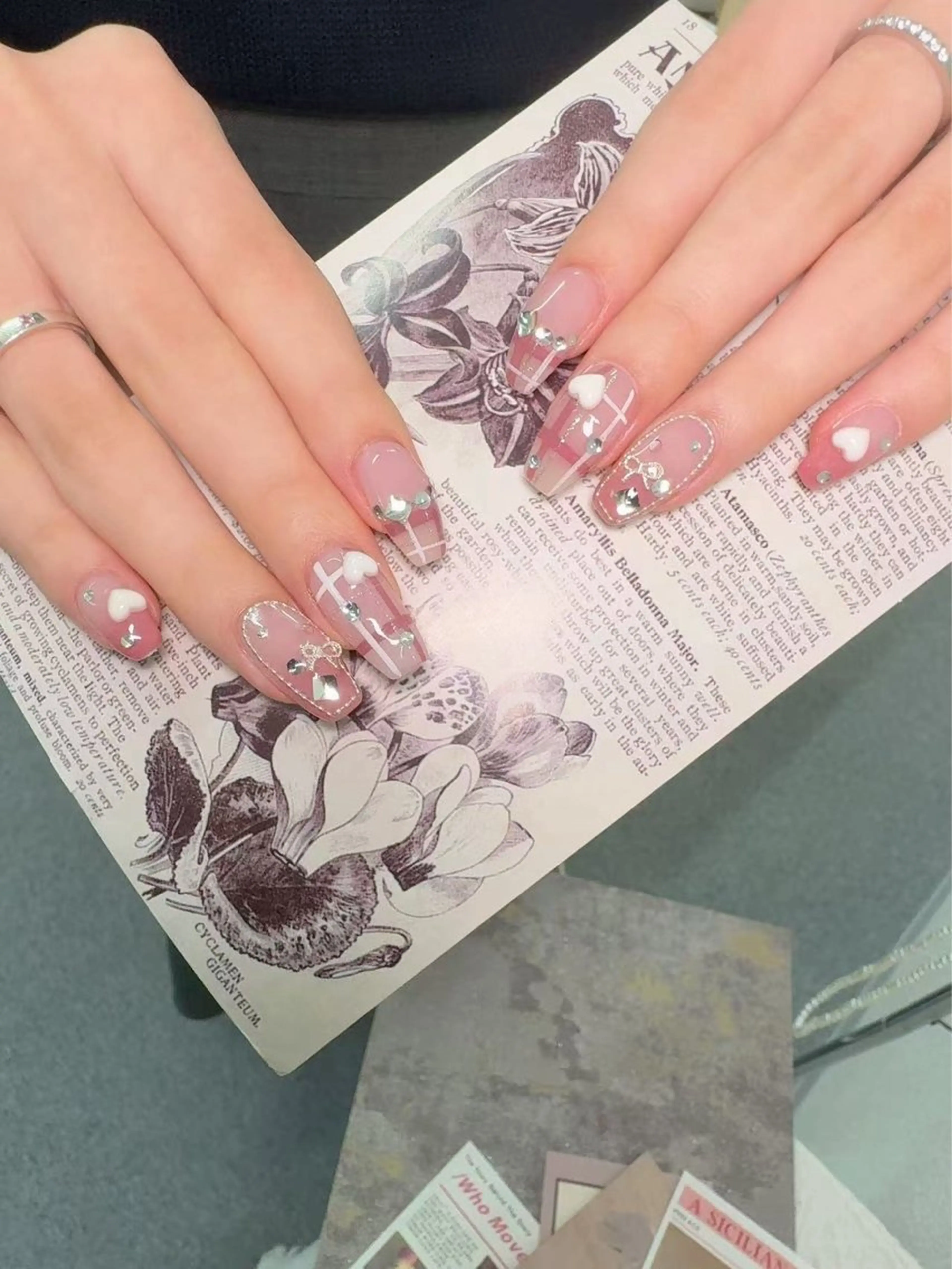 ネイル ハンドネイル グロー ネイルのネイルデザイン