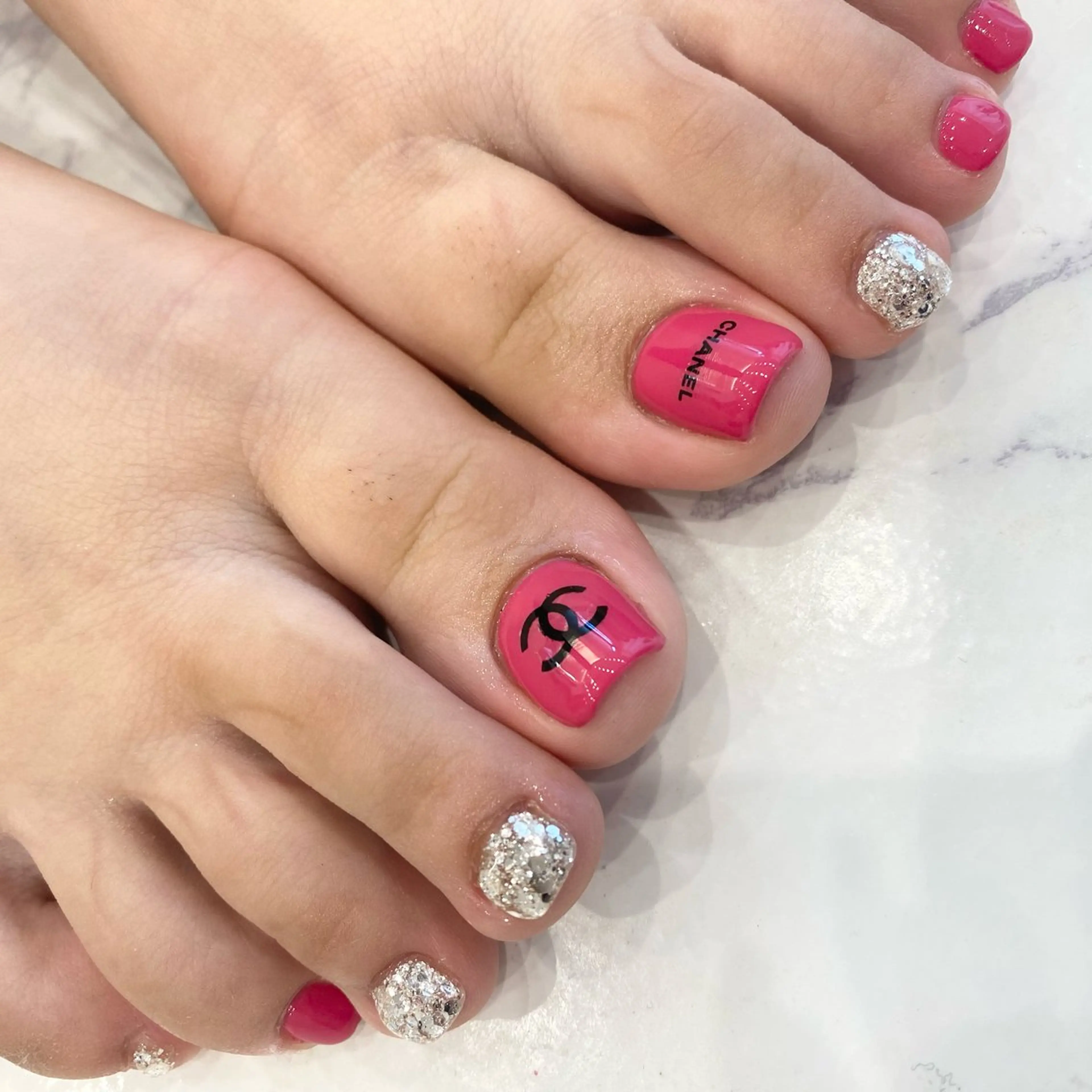 ネイル フットネイル オフィスネイル ピンク シルバー Nailsalon Merci所属・Merci momoのネイルデザイン