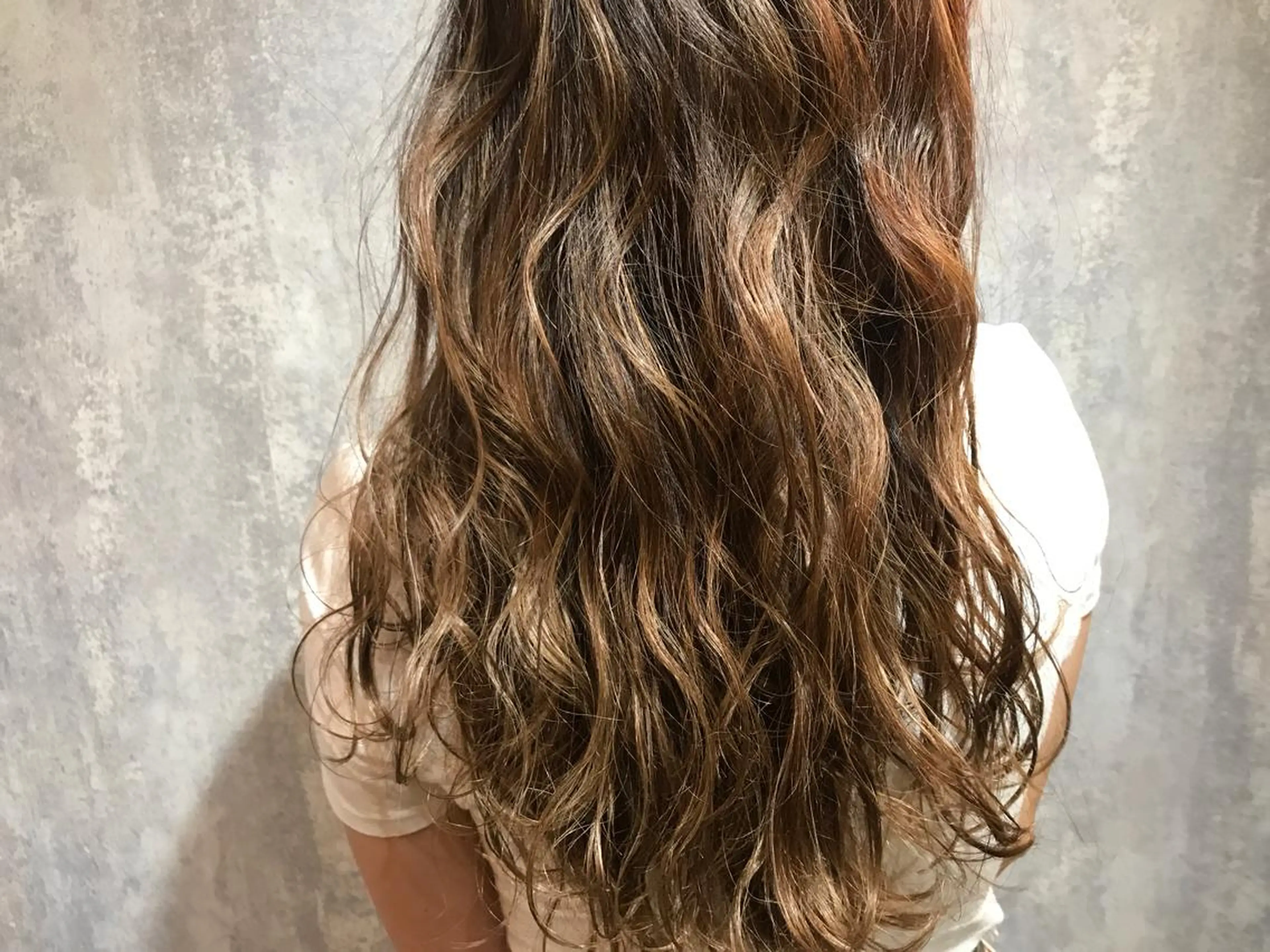 ロング カラー ブリーチ 透明感カラー ハイライトカラー ハイライト vato マンツーマンサロンのヘアスタイル