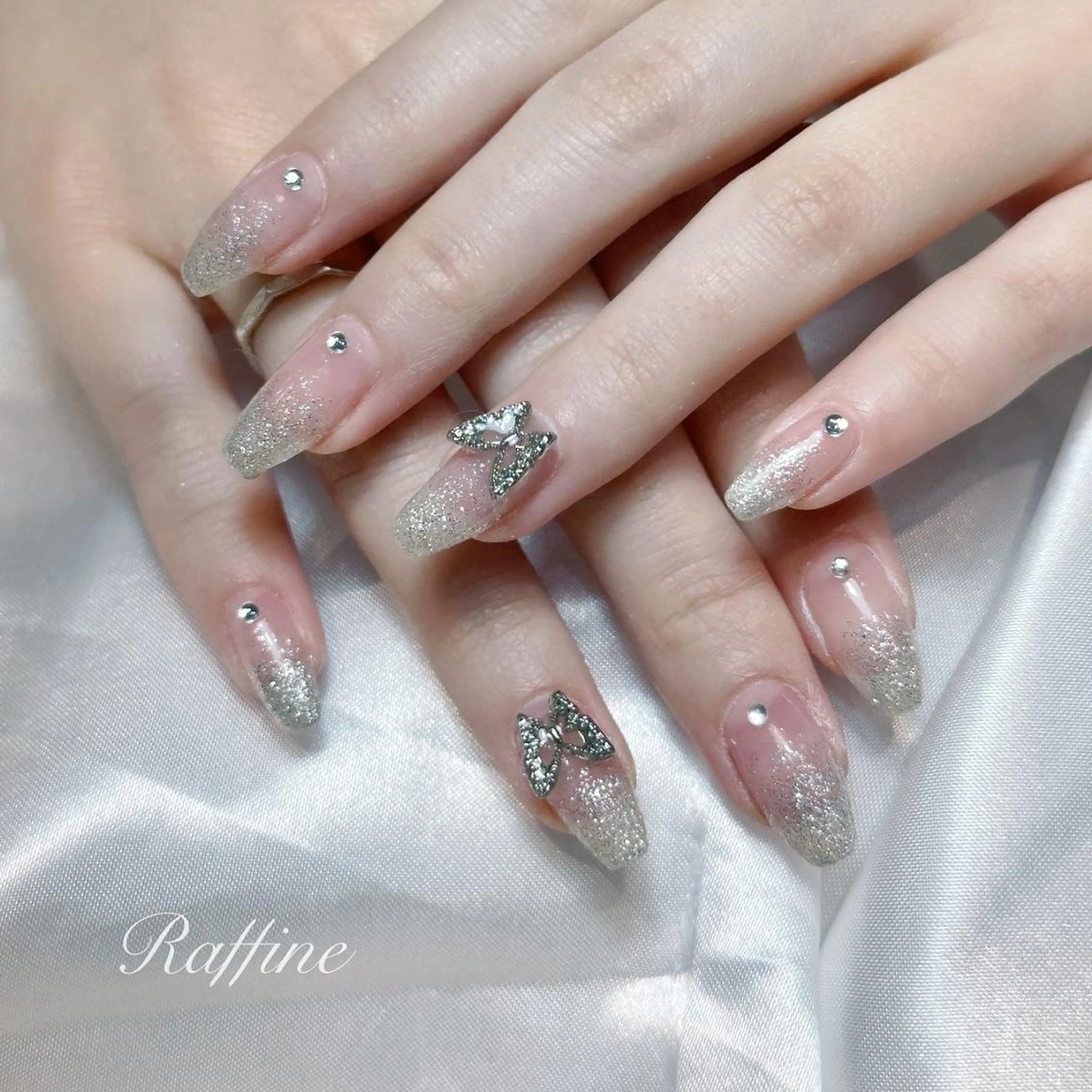 ネイル ハンドネイル RAFFINE 月🦋🩵のネイルデザイン