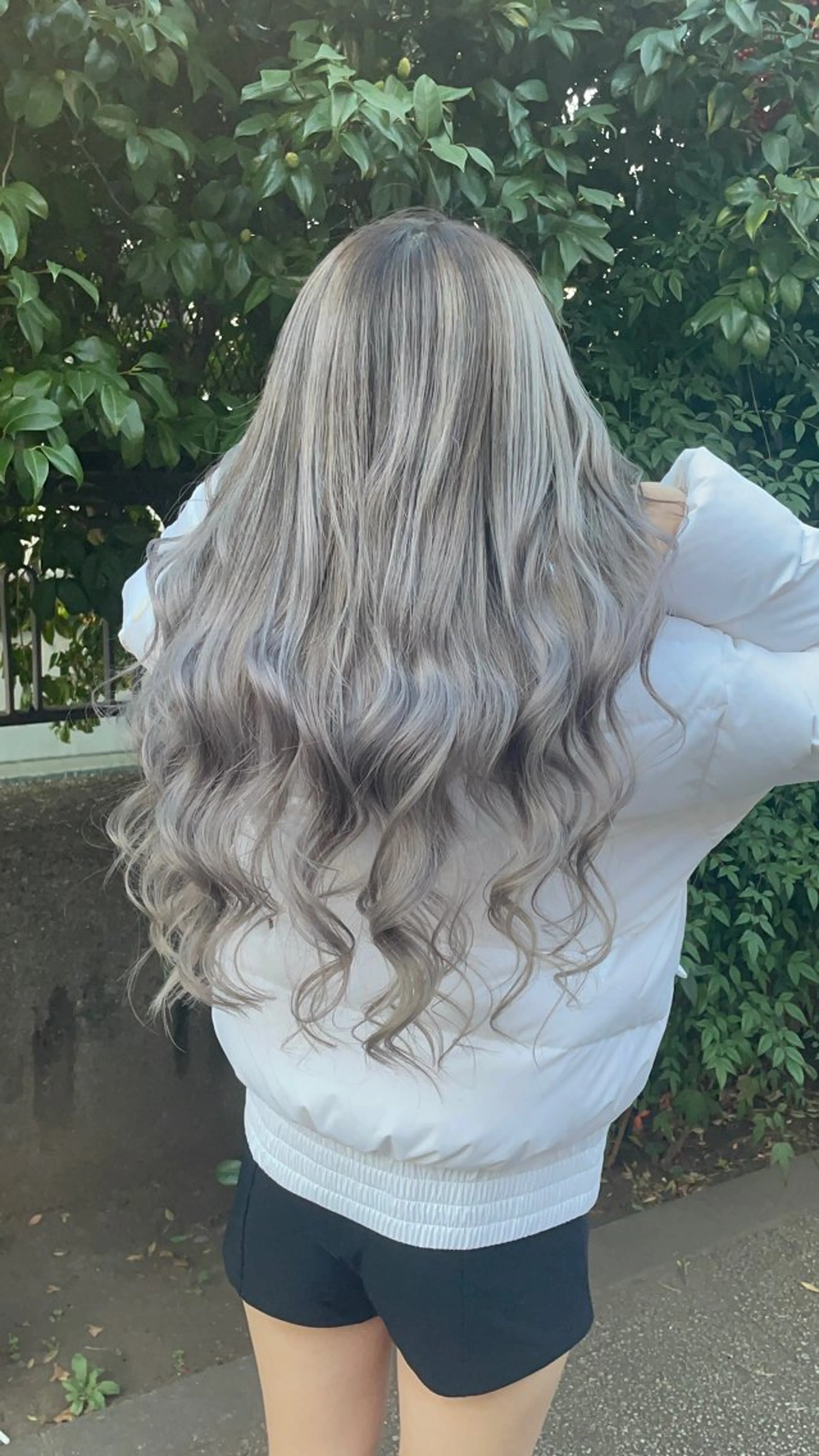 ロング カラー バレイヤージュ シルバー ホワイトシルバー レイヤーカット 👑派手髪/カット 👑ANRYのヘアスタイル