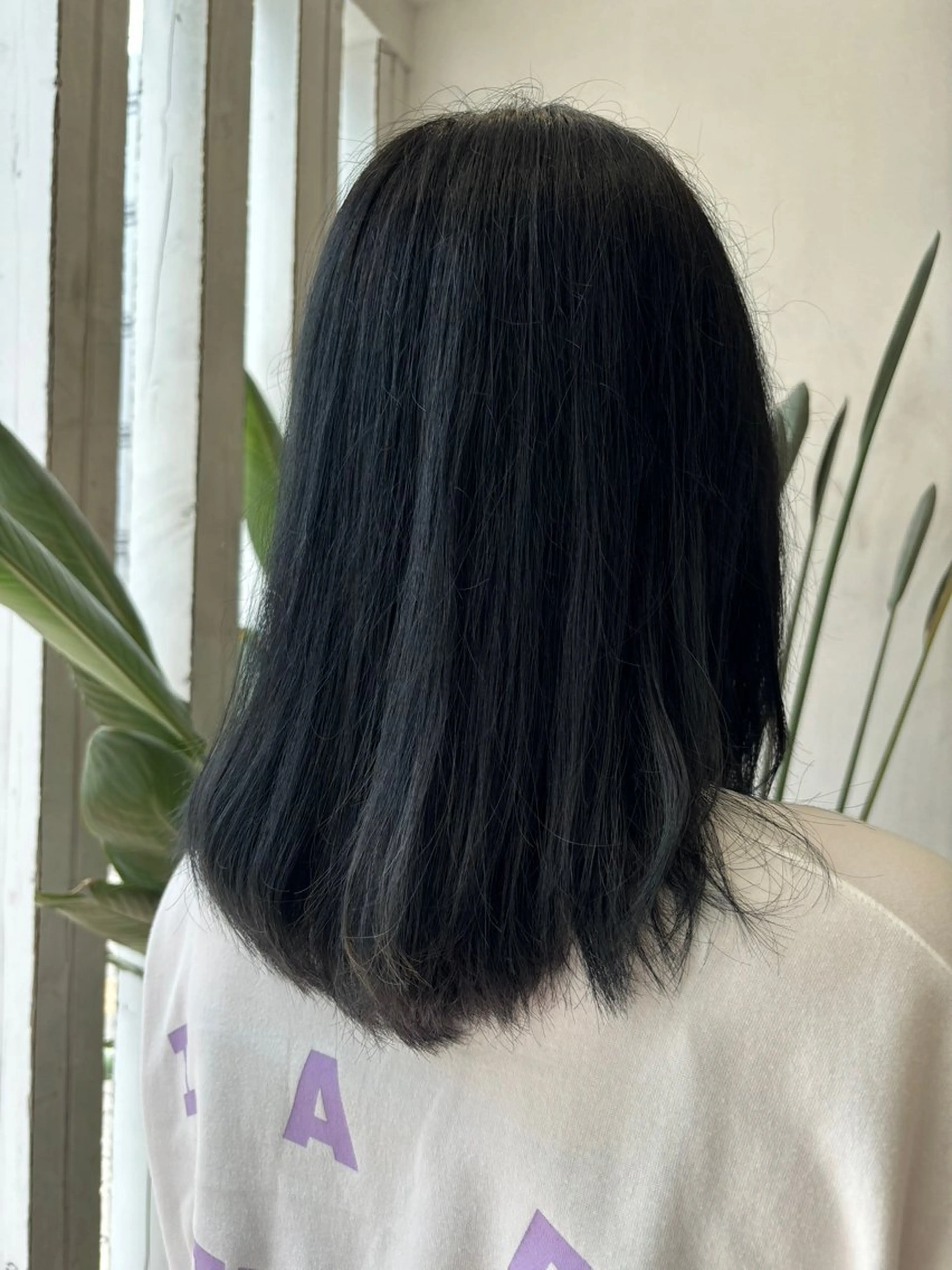 ミディアム カラー 黒髪 ブルーカラー ブルーブラック 若月 七海のヘアスタイル