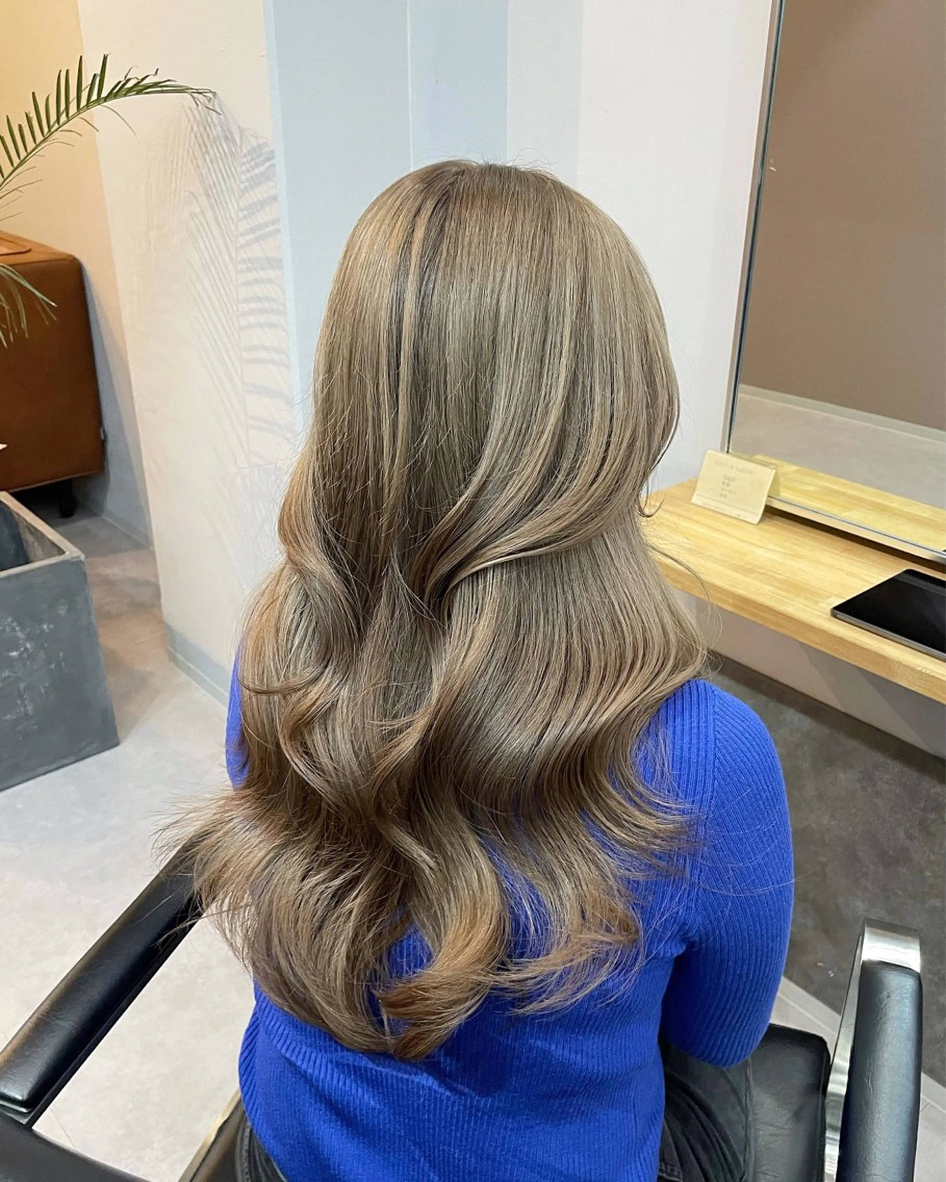 ロング カラー ヘアカラー ミルクティーベージュ ❤︎レイヤー　MIAのヘアスタイル