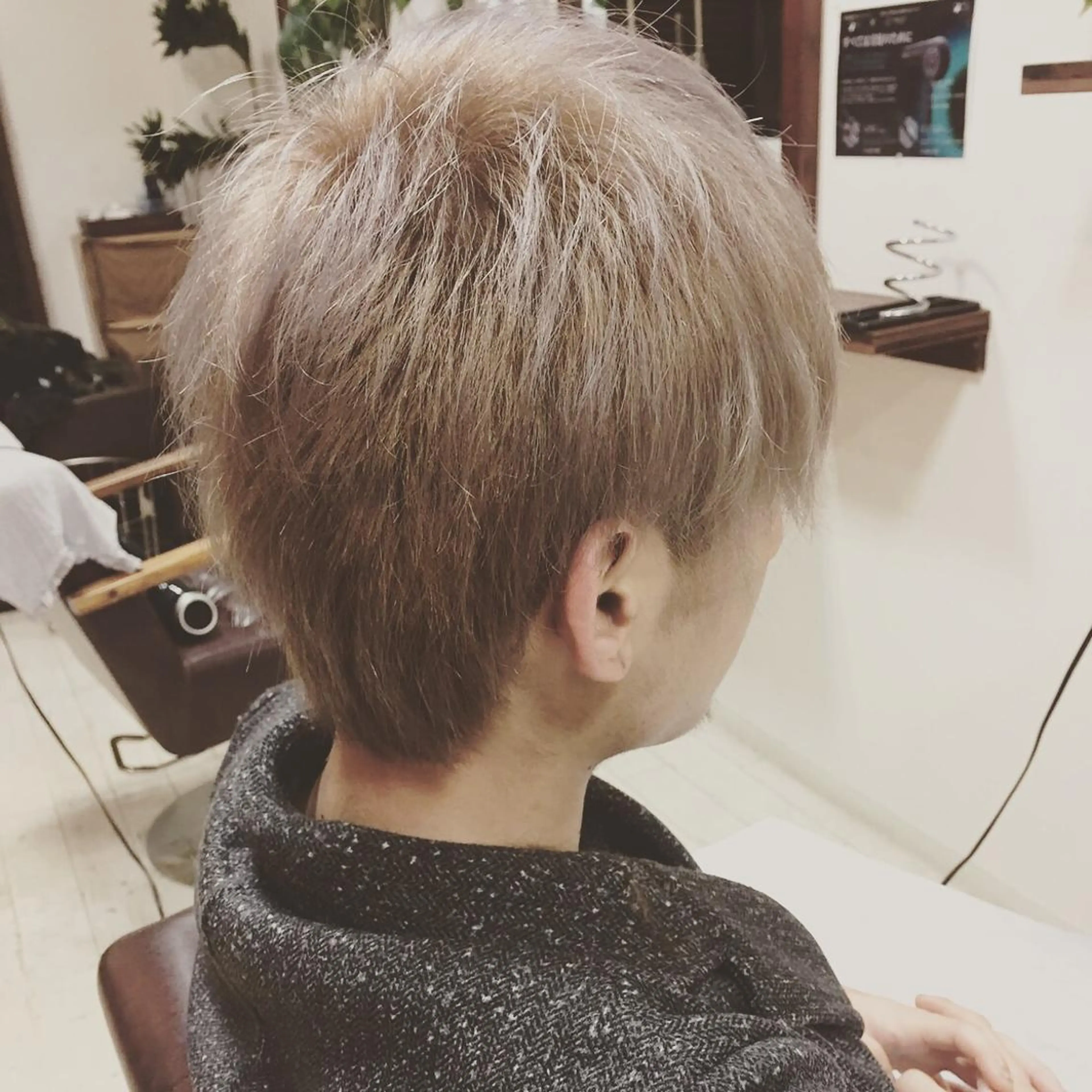 ショート カラー メンズ アッシュ ミルクティーアッシュ カット ヘアカラー 田中 就のヘアスタイル