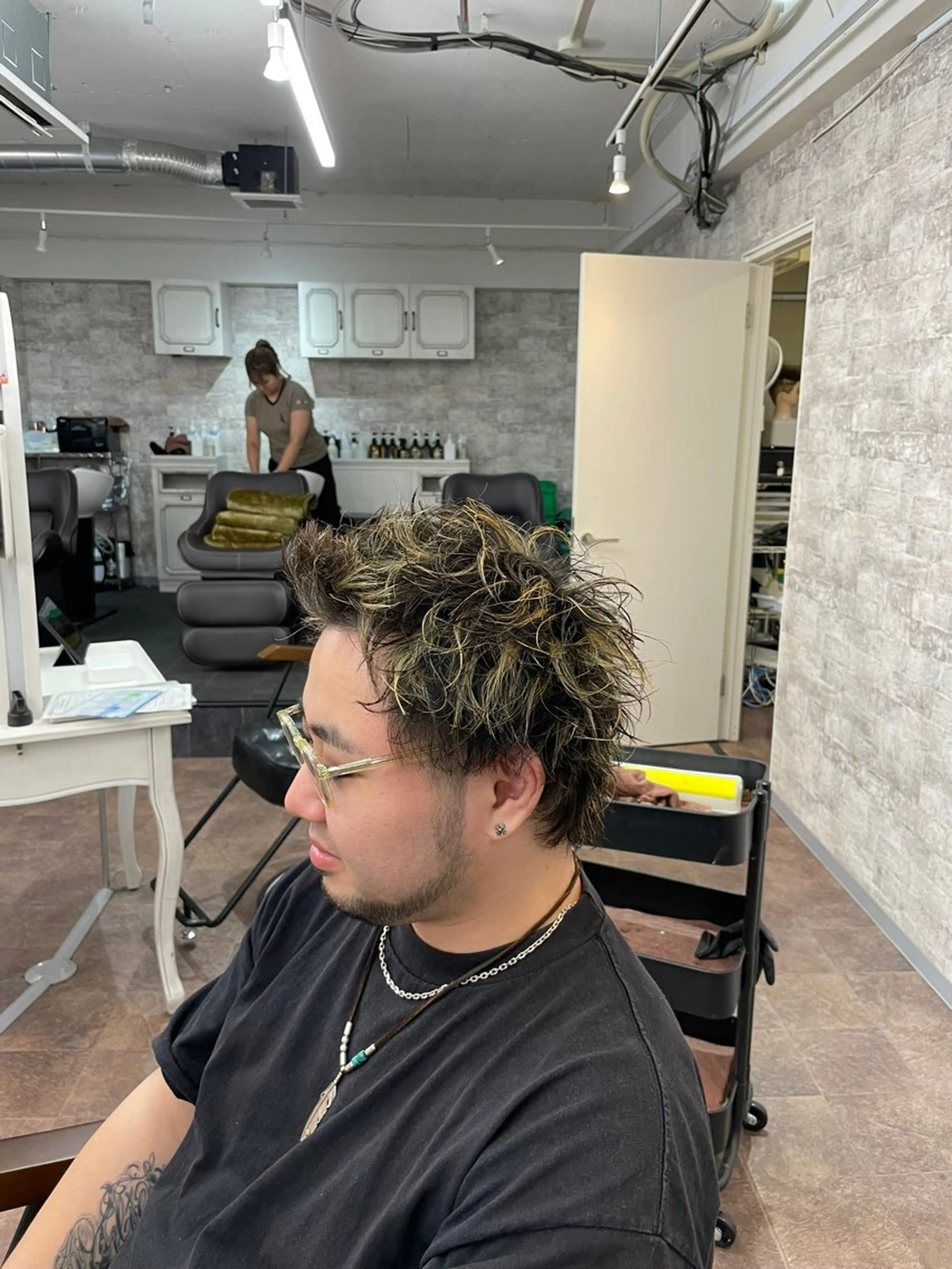 メンズ ヘアカラー フェードパーマ 新倉幸之助のヘアスタイル