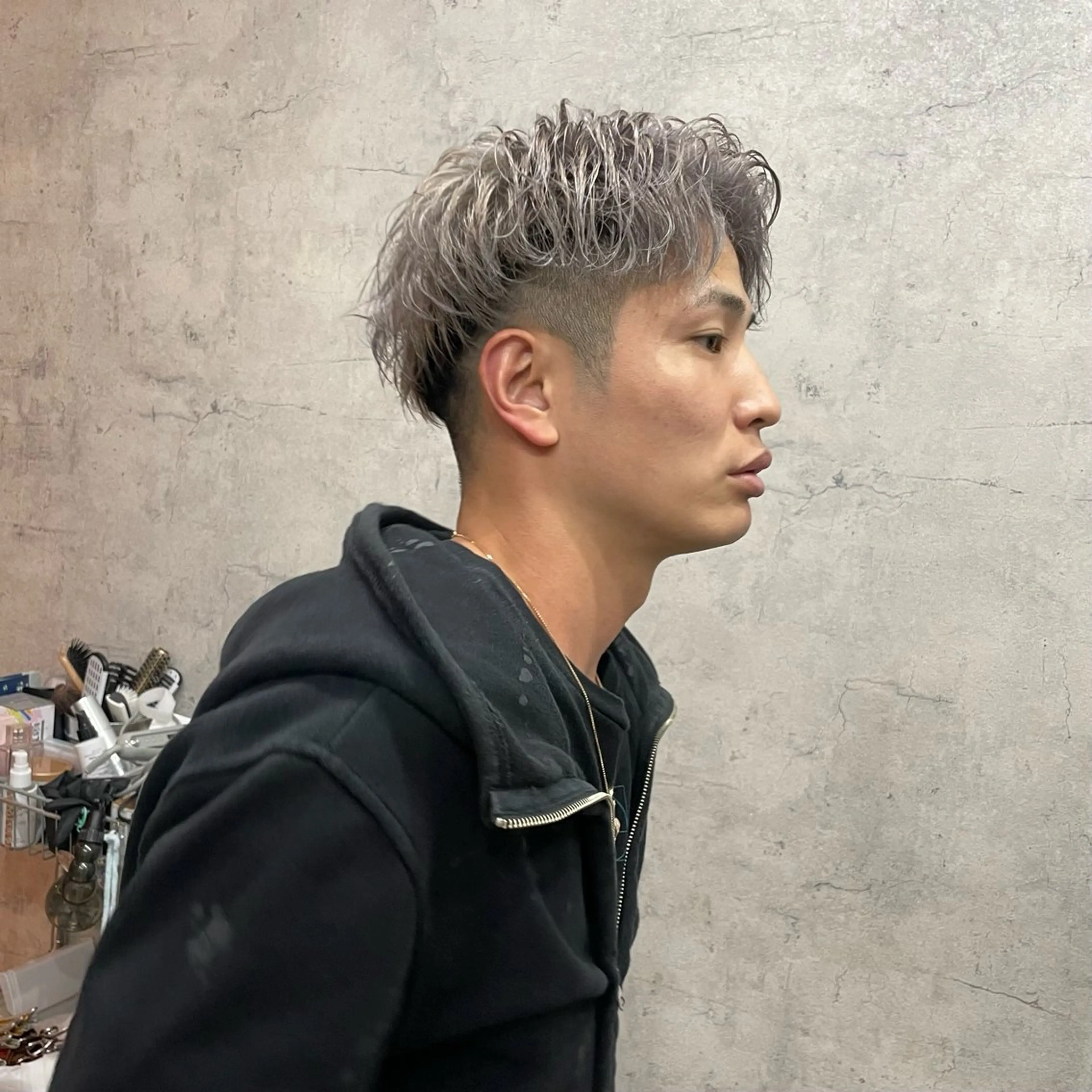 カラー メンズ メンズブリーチ ブリーチ シルバー 松下宗翔｜カラー｜ 福岡レイヤーカットのヘアスタイル