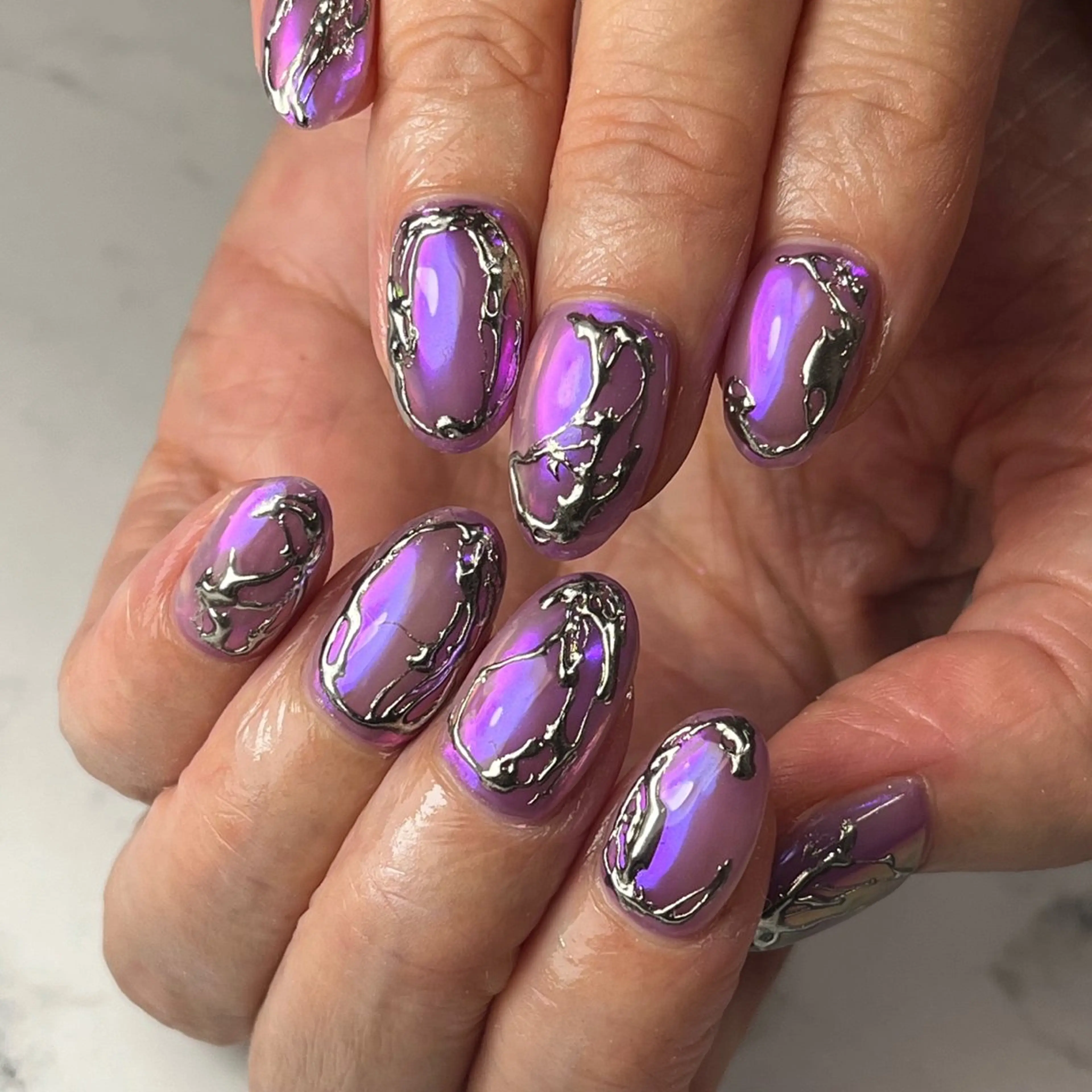 ネイル オーロラネイル ミラーネイル ニュアンスネイル ワンカラーネイル パープル ハンドネイル NAIL NOWのネイルデザイン