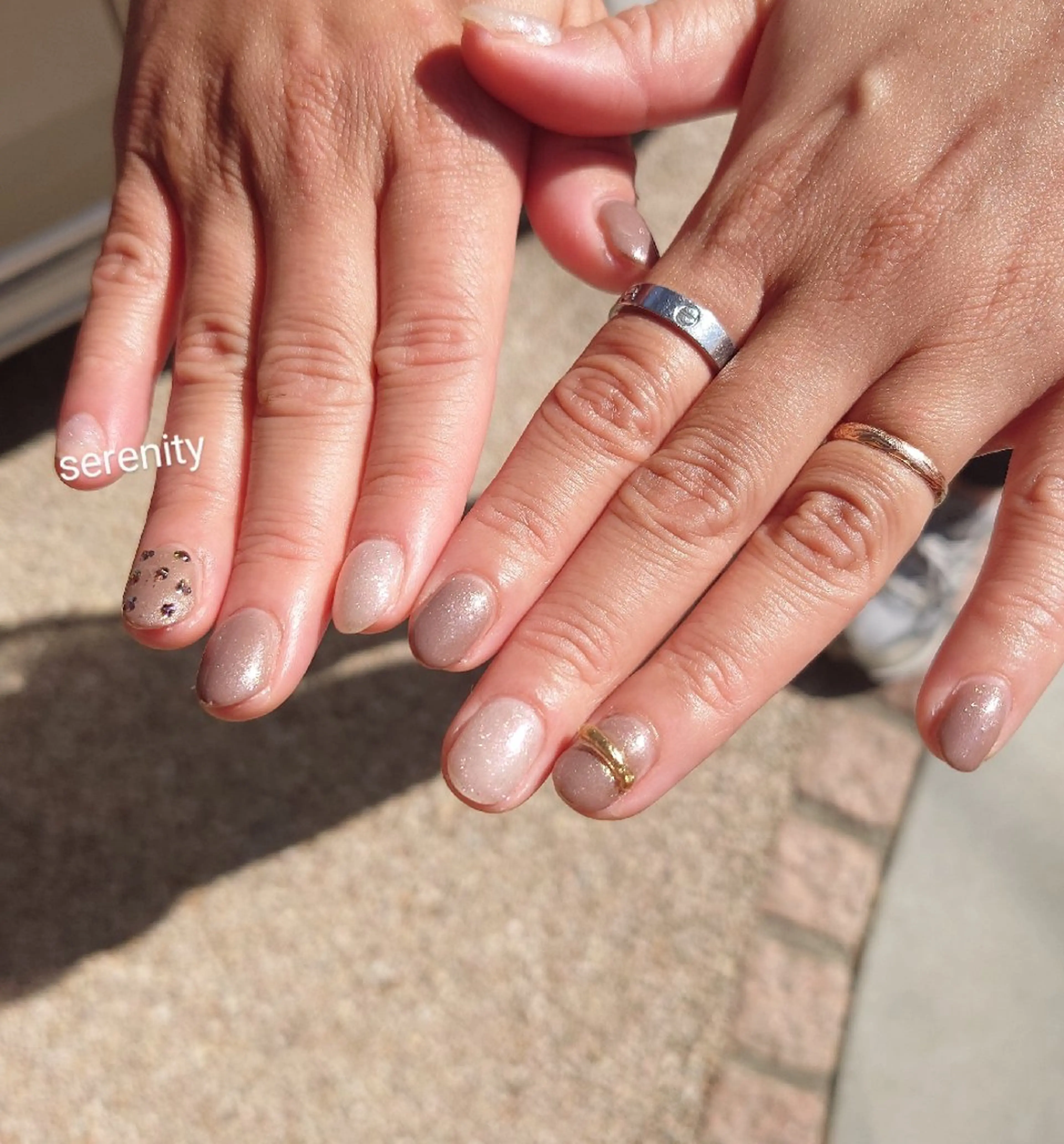 ネイル オーロラネイル ゴールド 持ち込み ピンク ピンクベージュ nail  serenityのネイルデザイン