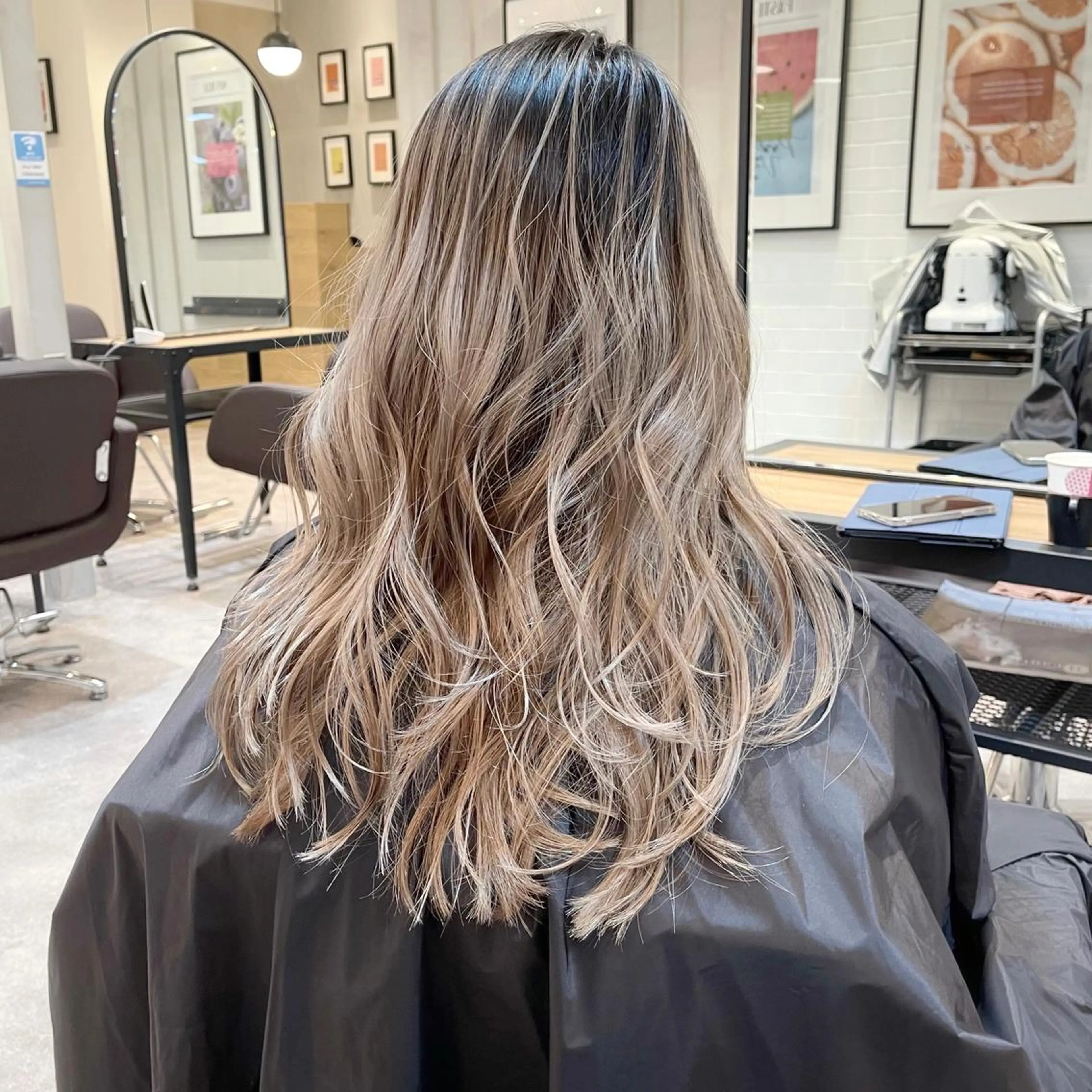 セミロング カラー ヘアアレンジ バレイヤージュ デザインカラー ハイライトカラー 外国人風カラー ハイライト カット ヘアカラー トリートメント アンドウ ユウ/ レイヤーカット/韓国のヘアスタイル