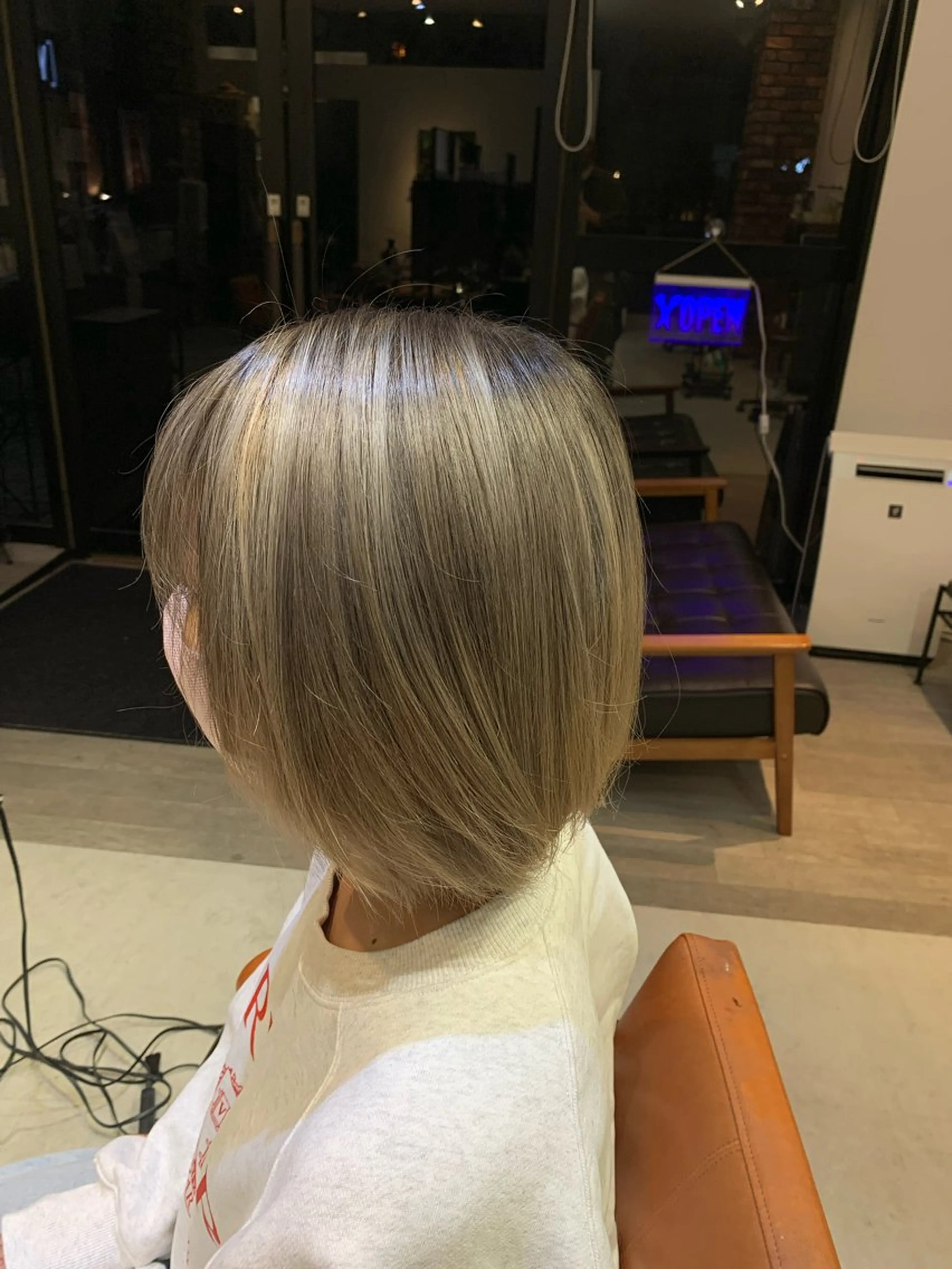 ミディアム レイヤーカット 艶カラー/ハイトーン 酒井駿介のヘアスタイル