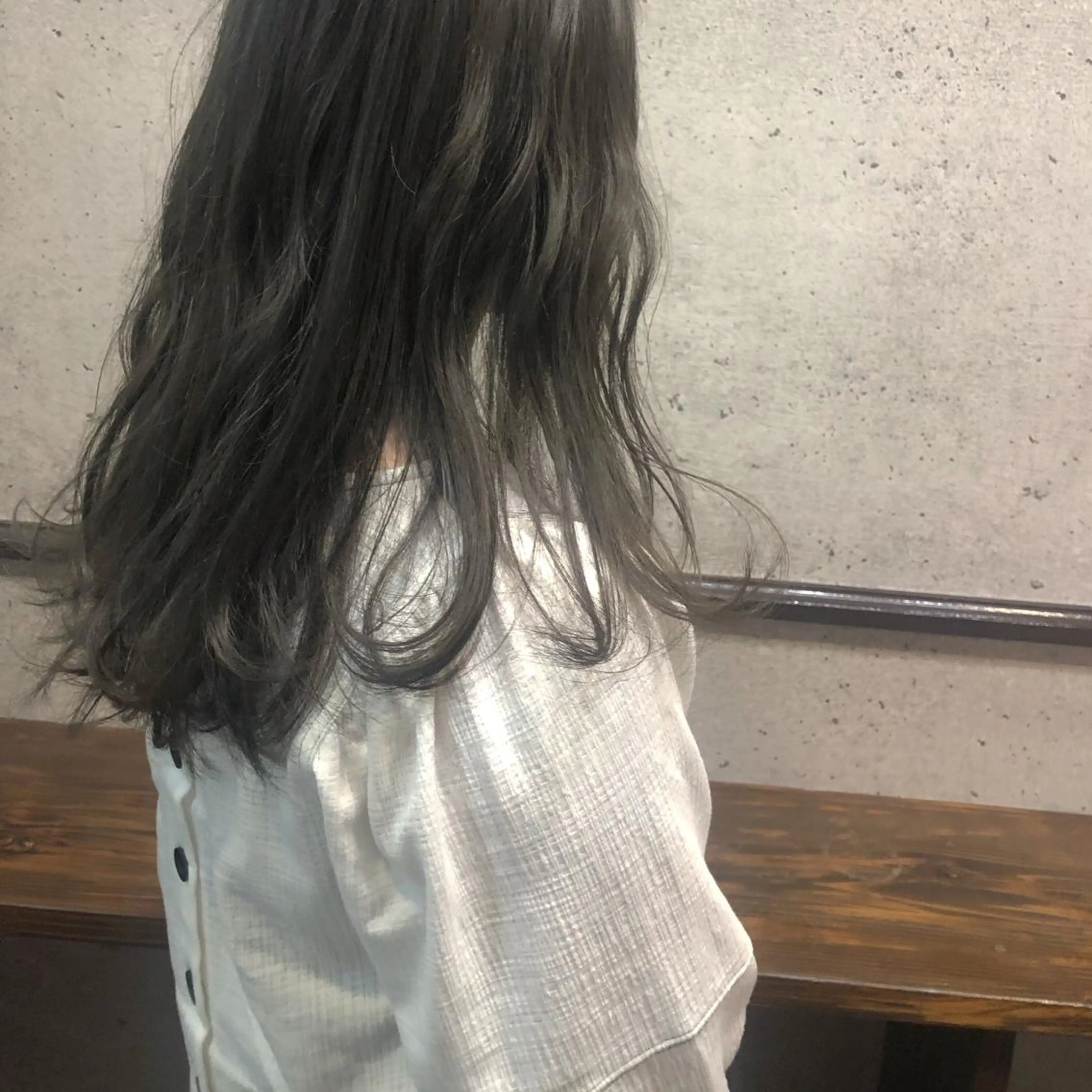ロング カラー ダークシルバー グレージュ シルバー シルバーグレージュ カット ヘアカラー 江原 彩華のヘアスタイル