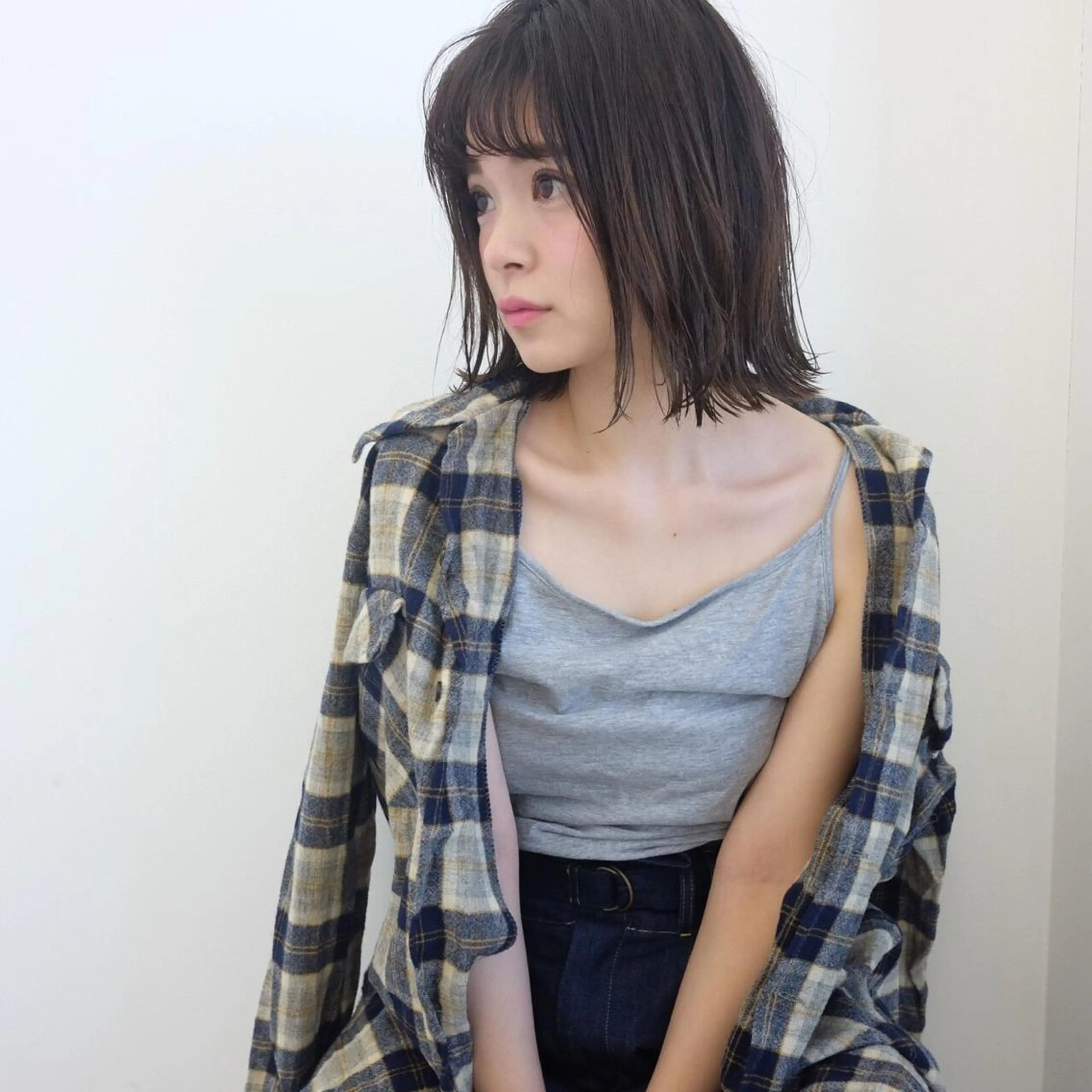 ミディアム カラー ブルーカラー ブルージュ グレージュ ボブ 外ハネヘア SHIN/レイヤー カット×クロスパーマのヘアスタイル