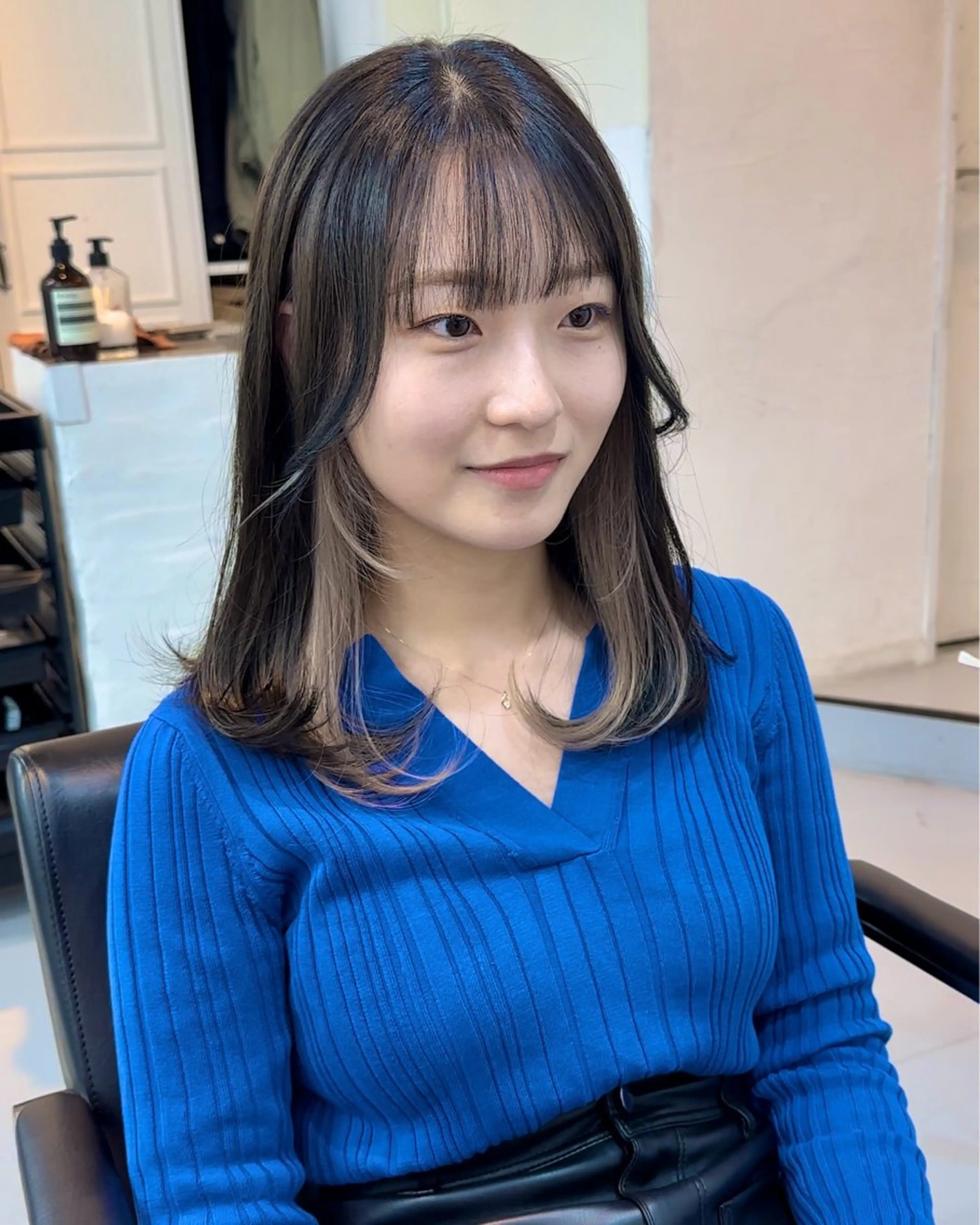セミロング カラー ブリーチ ケアブリーチ デザインカラー インナーカラー レイヤーカット カット ヘアカラー トリートメント インナーカラー/レイ ヤーカット♡/マキシのヘアスタイル