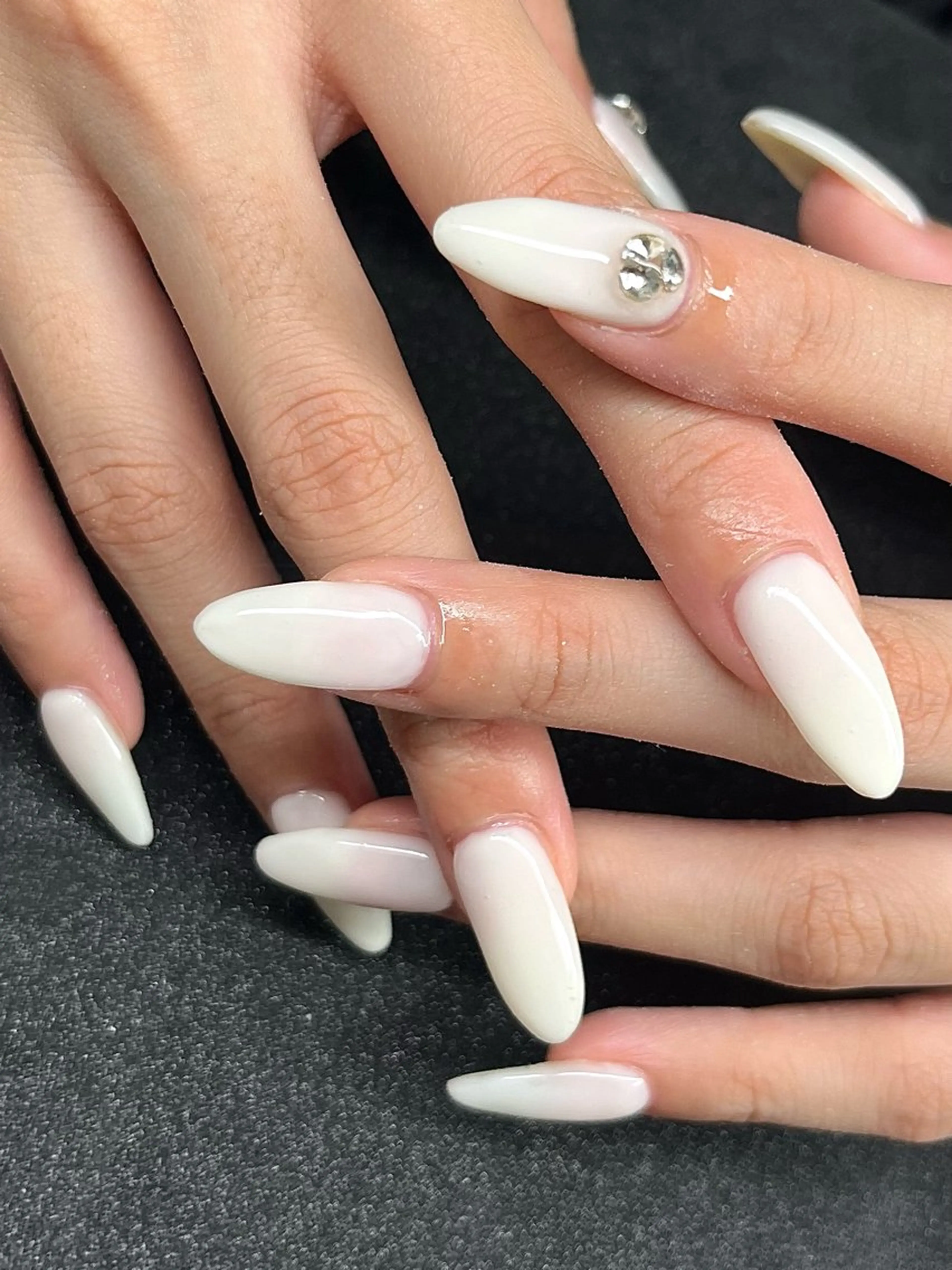 ネイル シンプルネイル ホワイト ハンドネイル Chika .のネイルデザイン