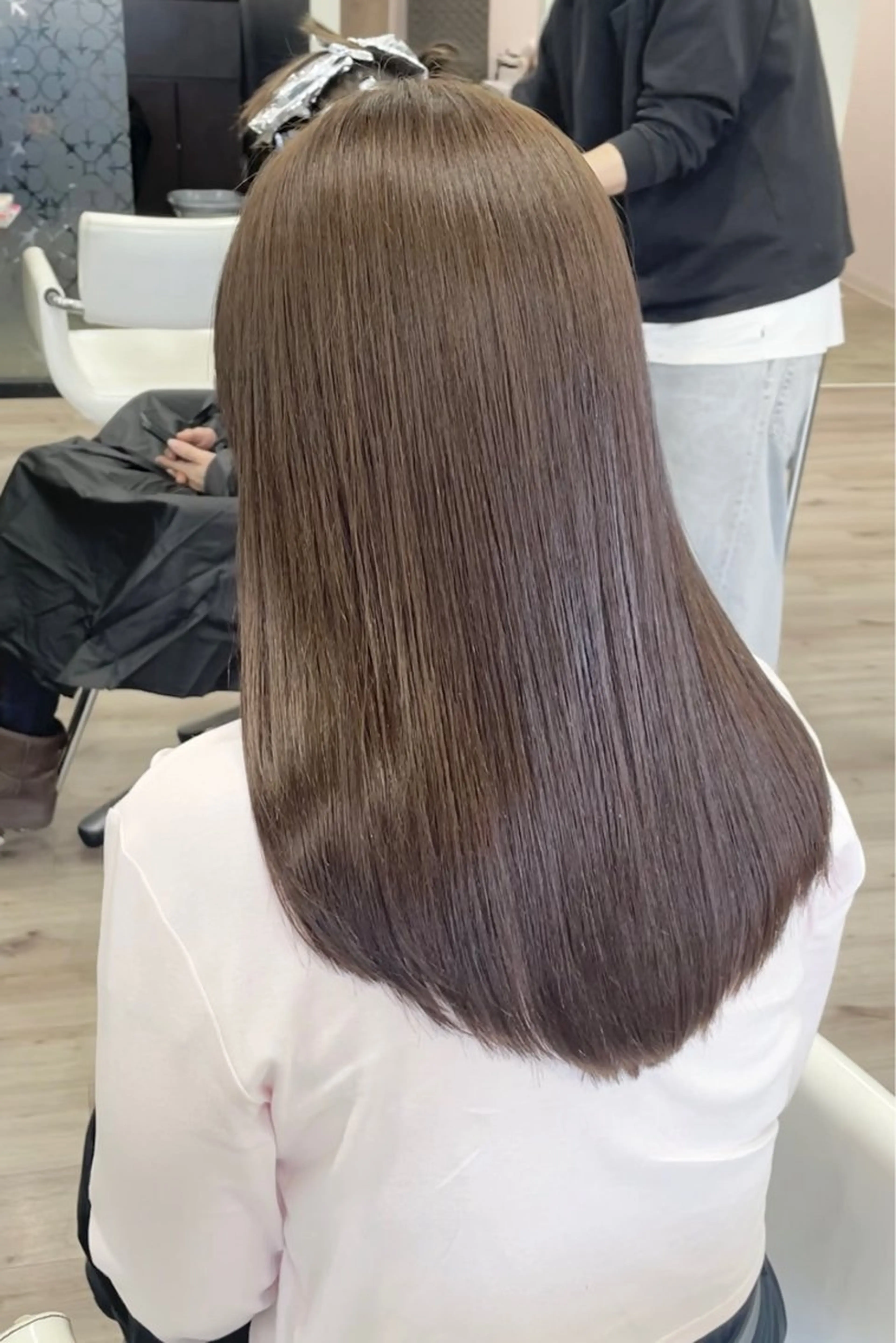 ミディアム カット ヘアカラー トリートメント 德本 奈名美のヘアスタイル
