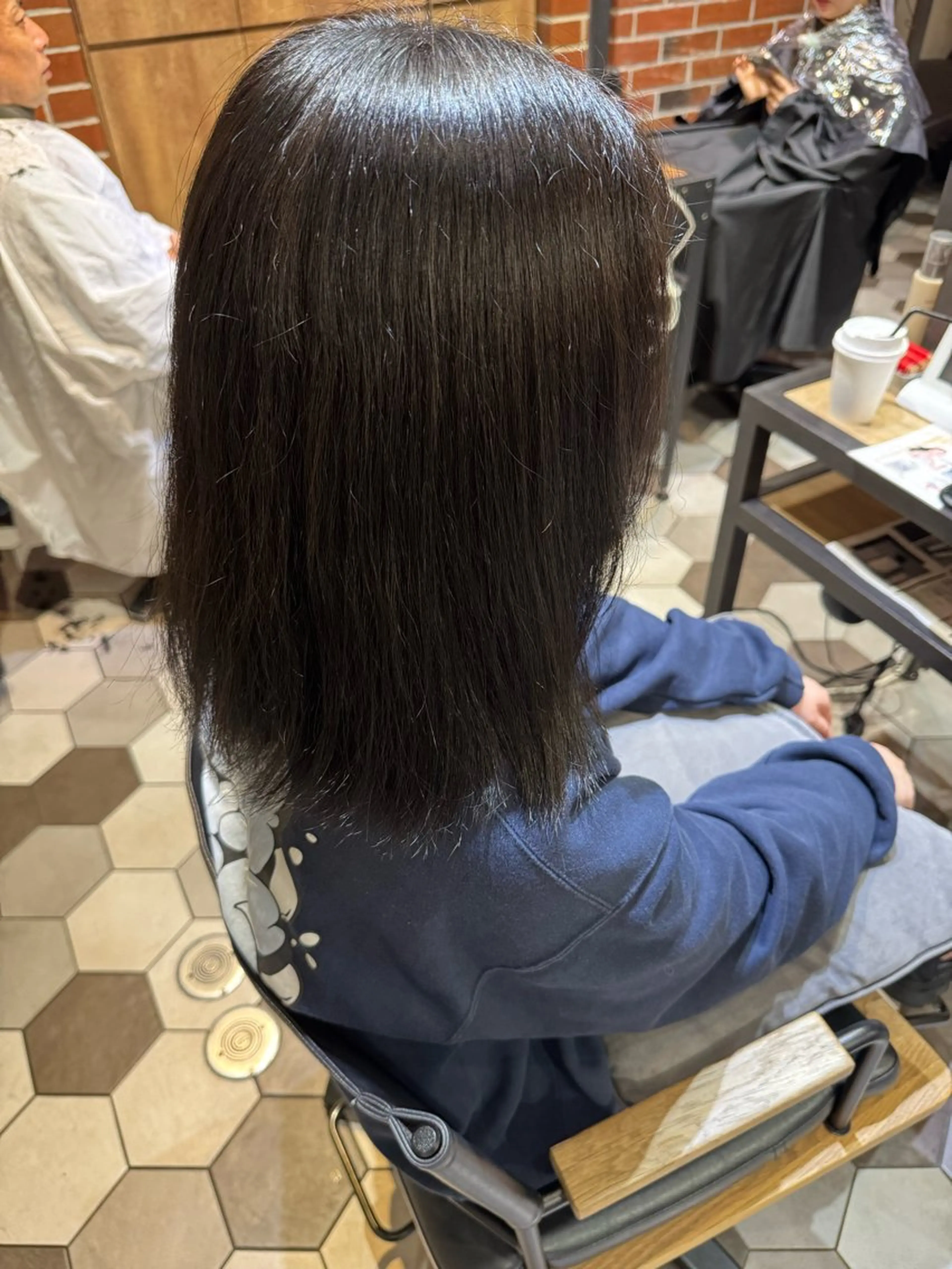 ミディアム カラー グレージュ 近藤 愛理のヘアスタイル