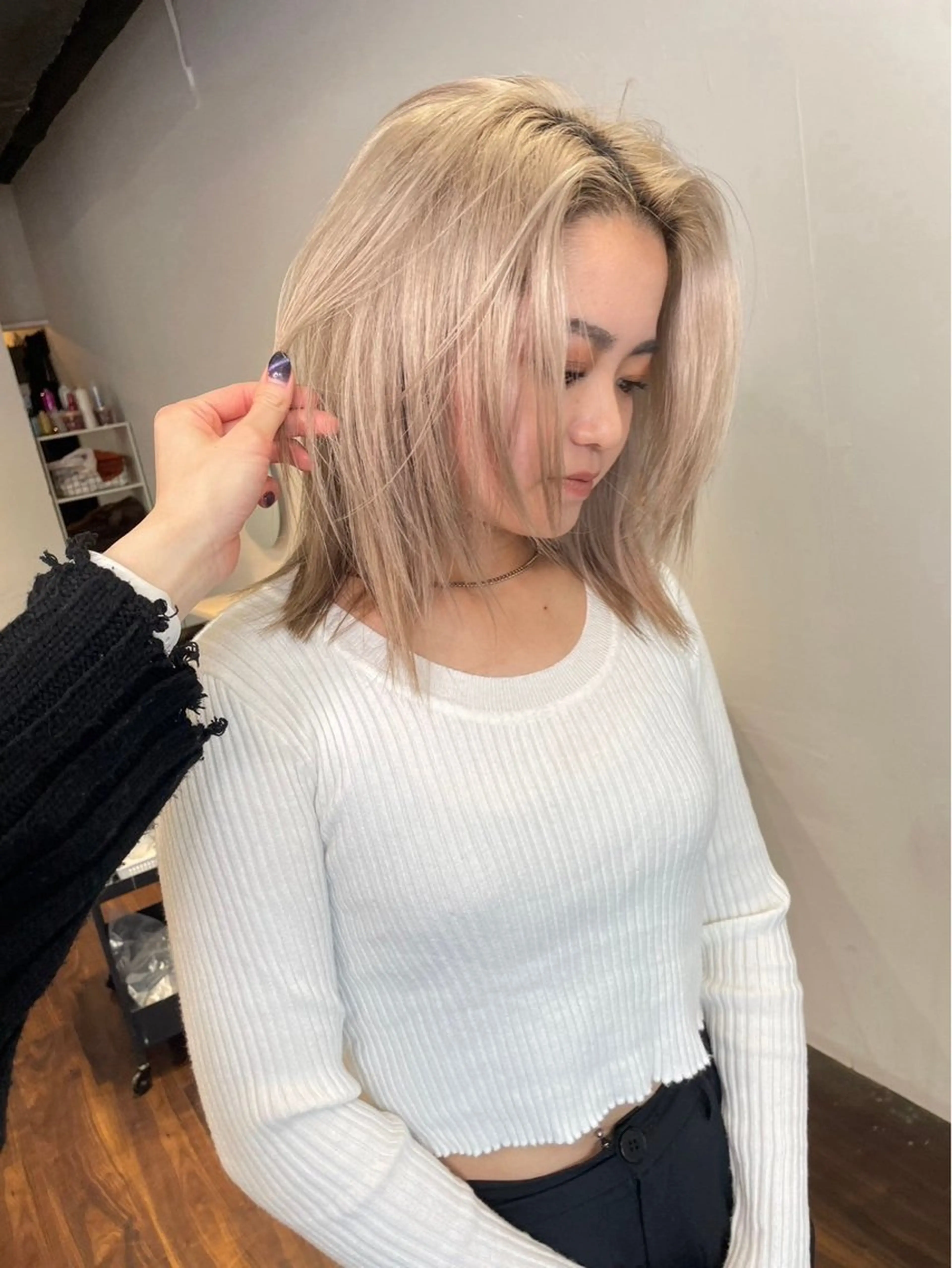 ミディアム カラー アッシュ ベージュカラー ブリーチ 透明感カラー ダブルカラー レイヤー /髪質改善/ariのヘアスタイル