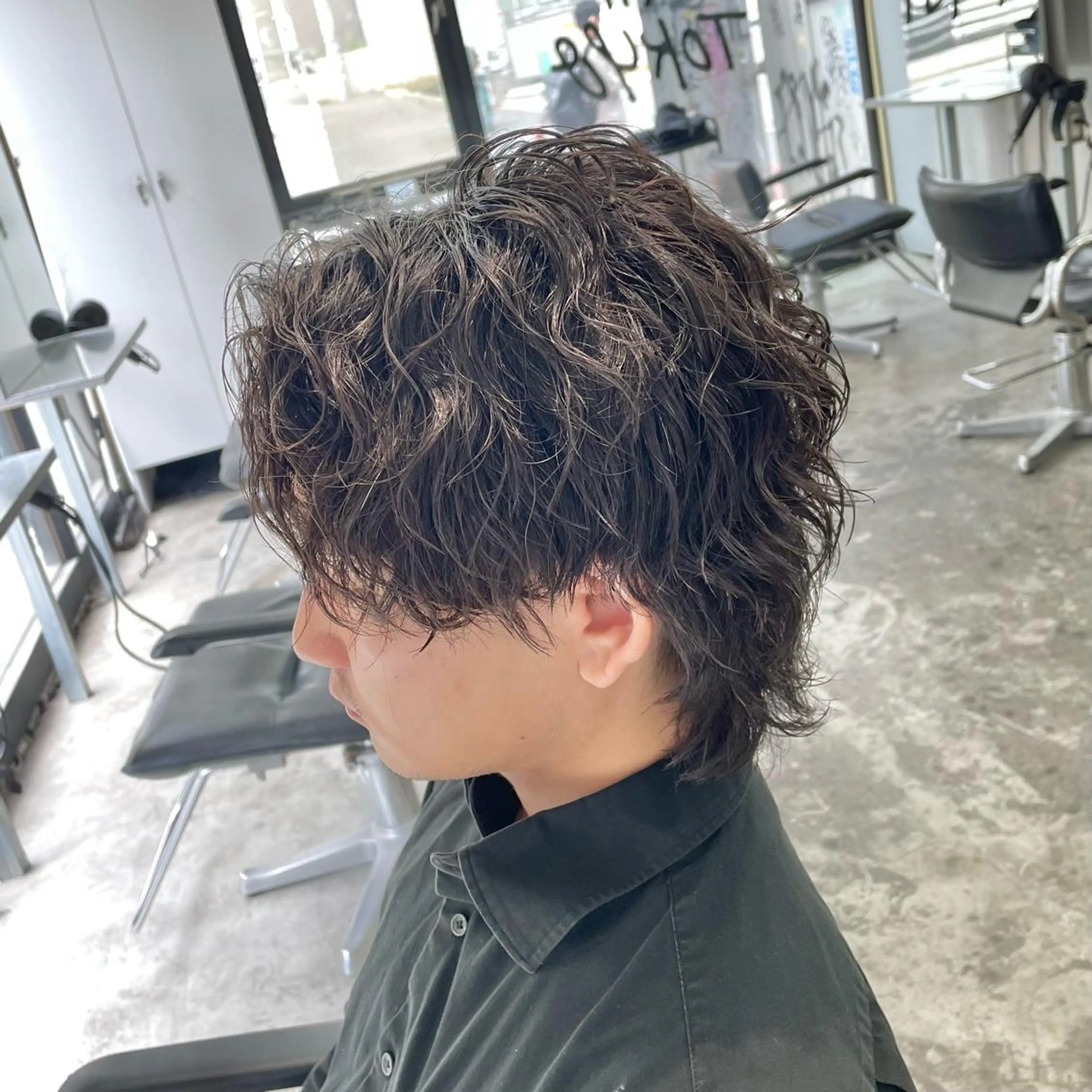 ミディアム パーマ メンズ ミディアムパーマ メンズパーマ 波巻きパーマ カット パーマ メンズ特化美容師/ 藤戸 椋のヘアスタイル