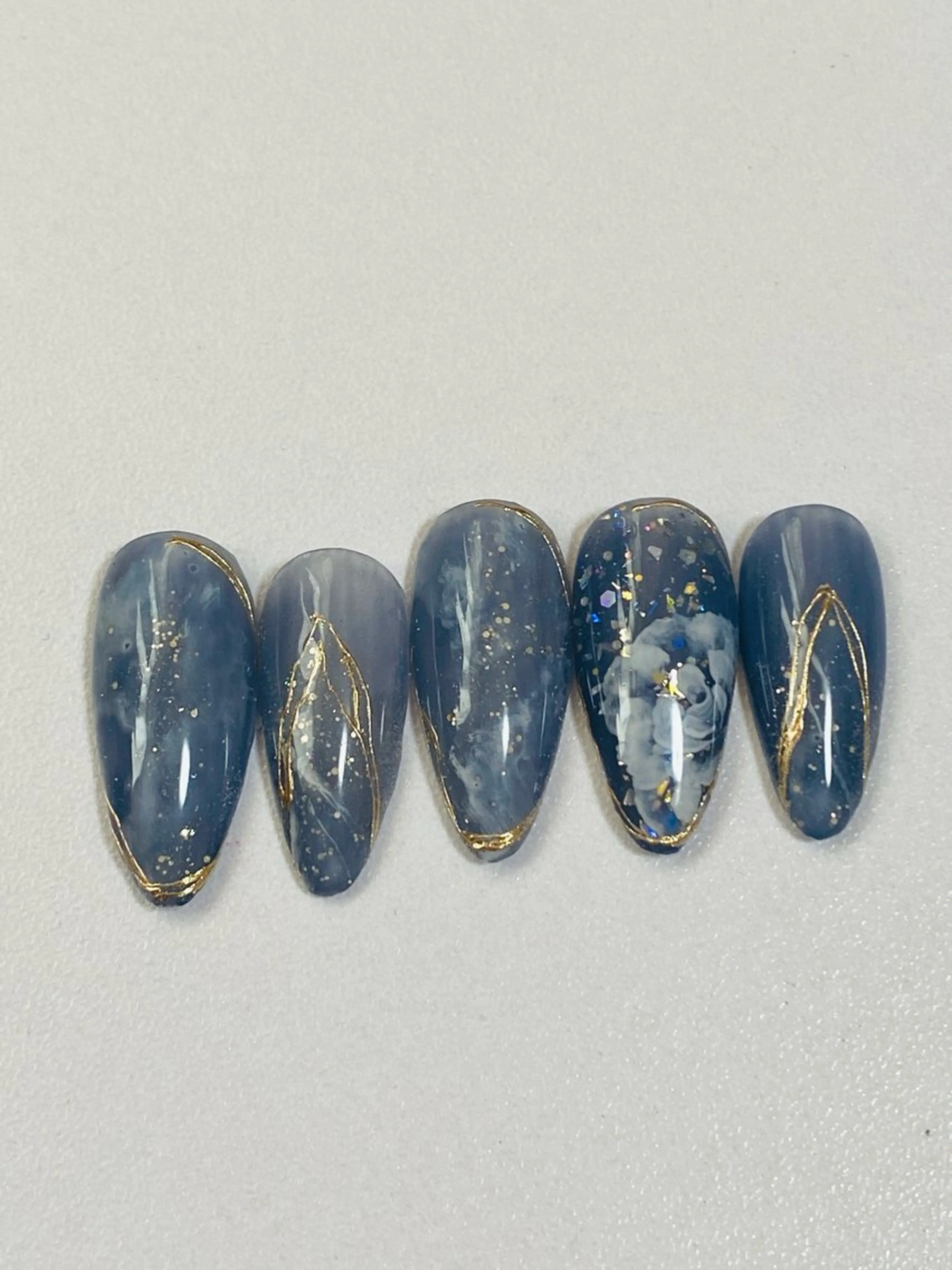 ネイル フラワーネイル キラキラネイル ラメ(グリッター) 自宅ネイルサロン ♦️nuance♦️のネイルデザイン