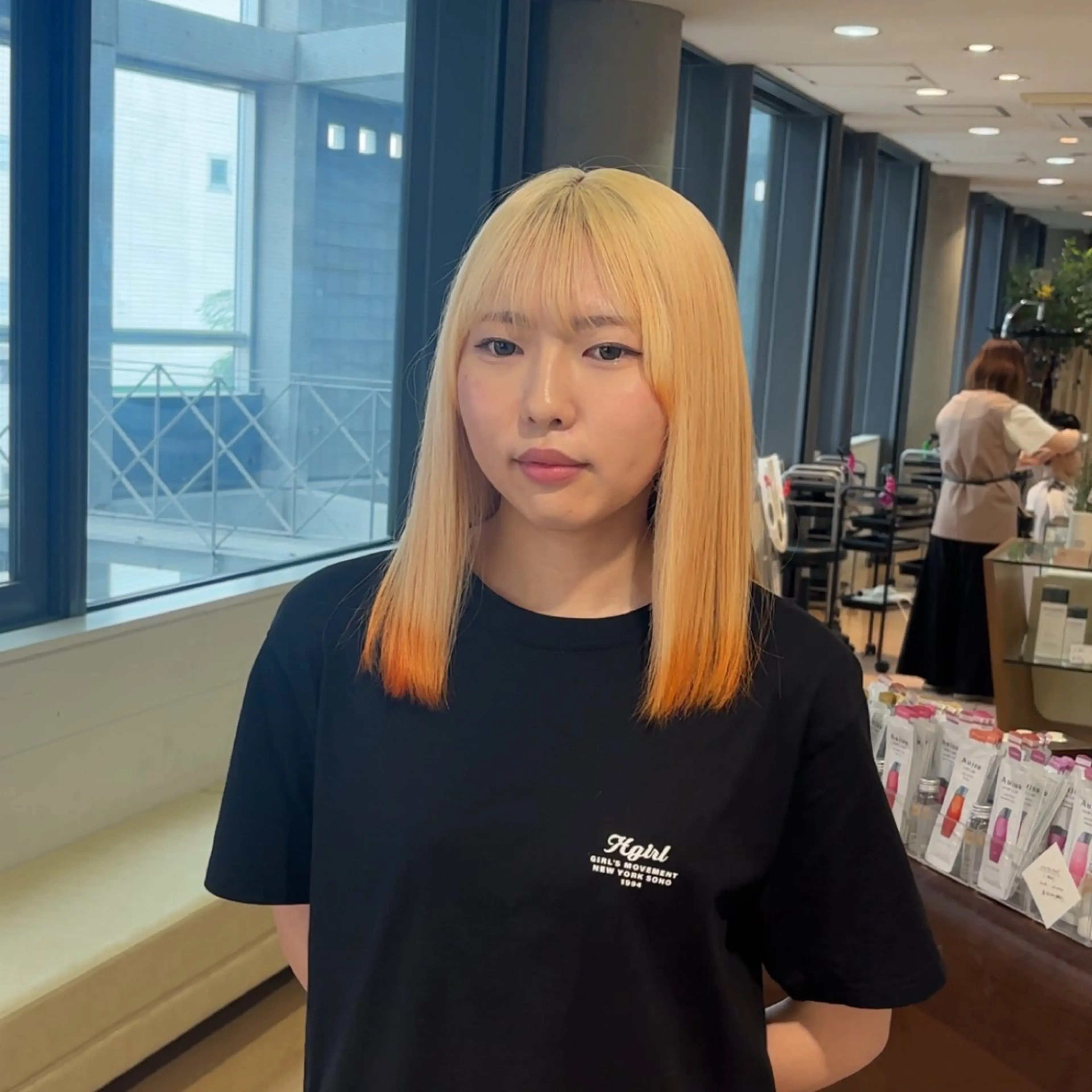セミロング カラー aura所属・波巻きパーマ✨️ ケアブリーチカラーのヘアスタイル