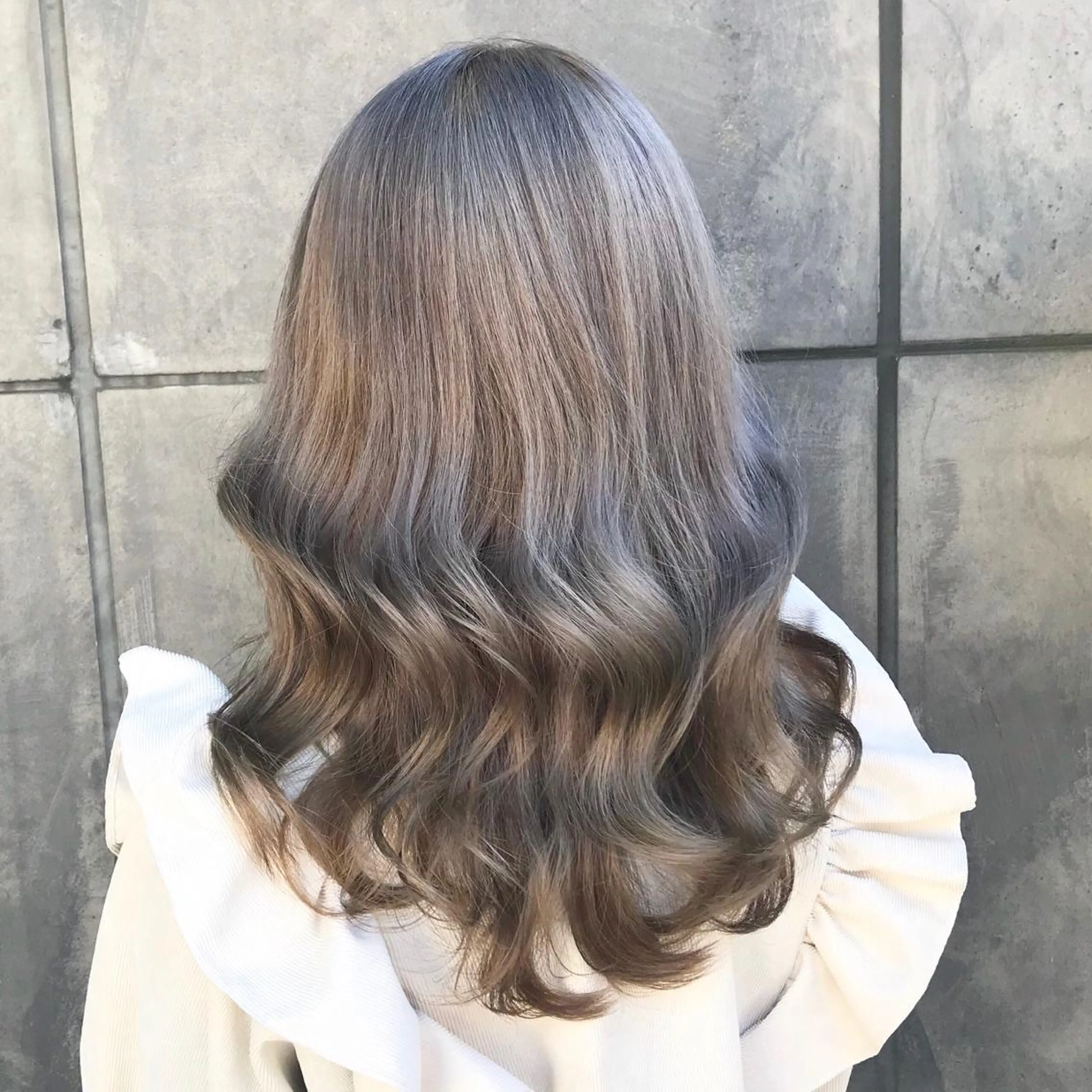 セミロング カラー アッシュ アッシュグレー アッシュグレージュ ブリーチ グレージュ サロウィン所属・K-POP好き美容師 🇰🇷Kai.Yのヘアスタイル
