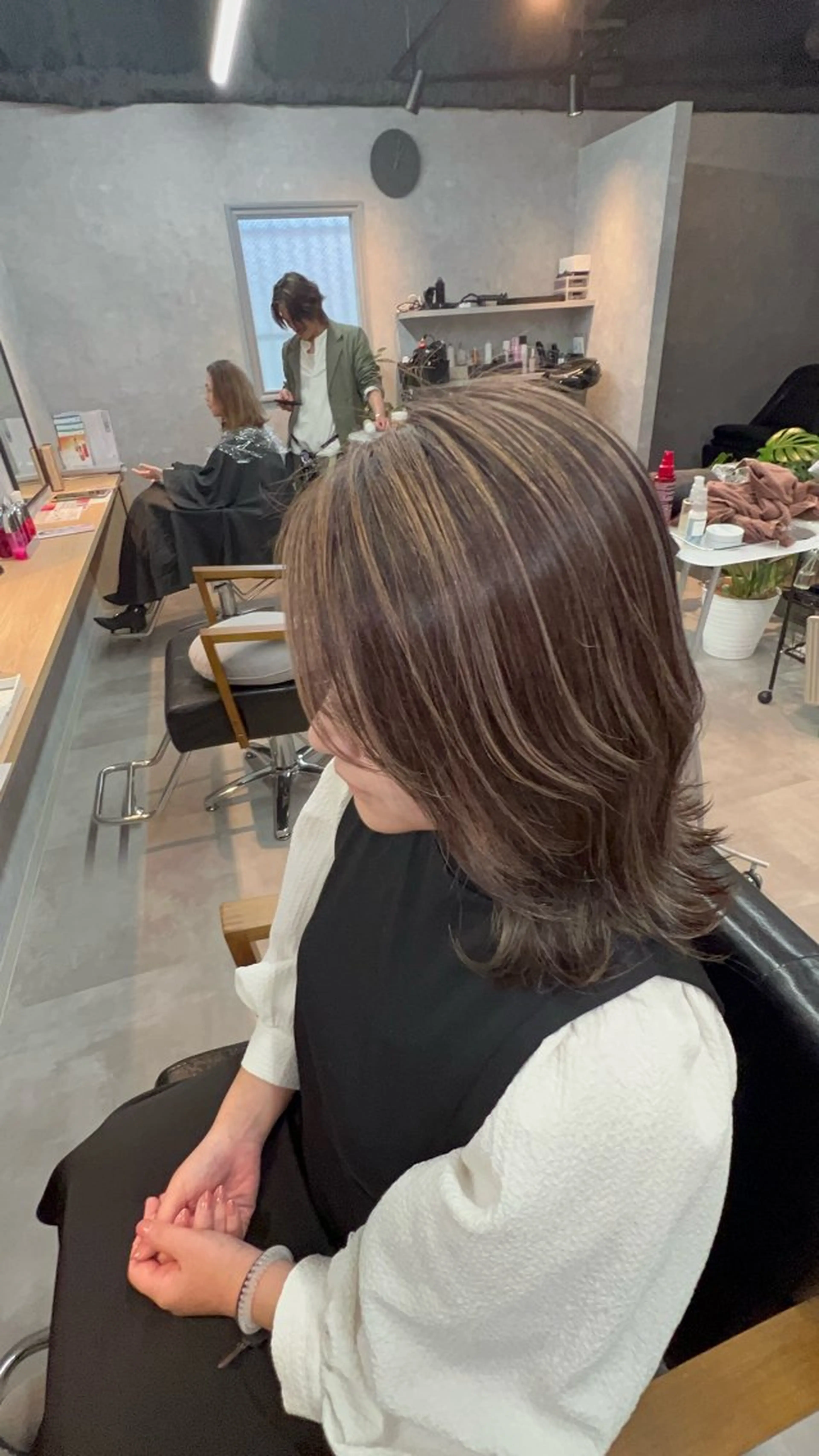 ミディアム motoトップカラー リスト/ブリーチカラのヘアスタイル