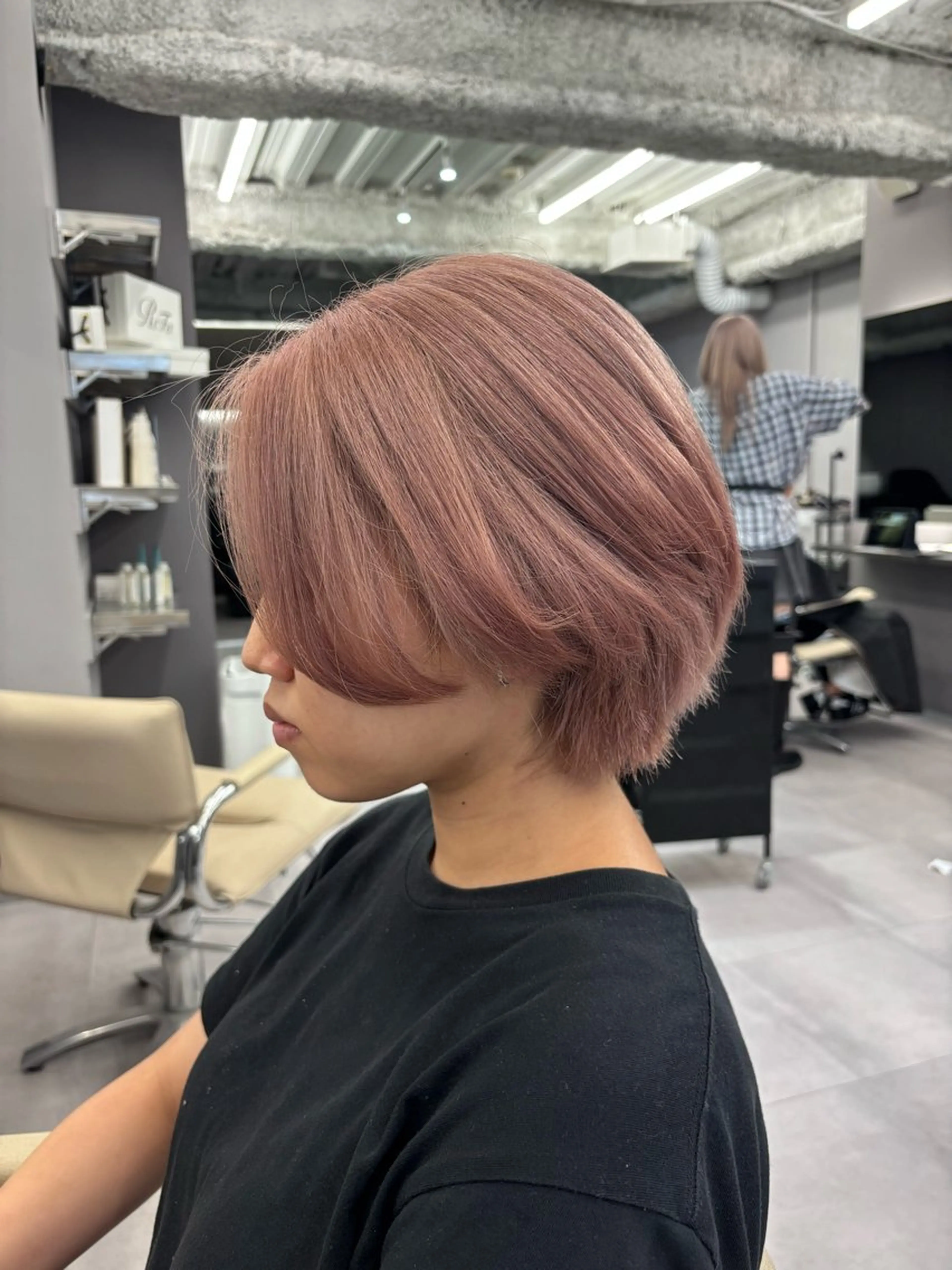 ミディアム カラー ベージュカラー ピンクカラー ピンクベージュ ヘアカラー 名古屋／デザイン／ ブリーチ/松井亮磨のヘアスタイル