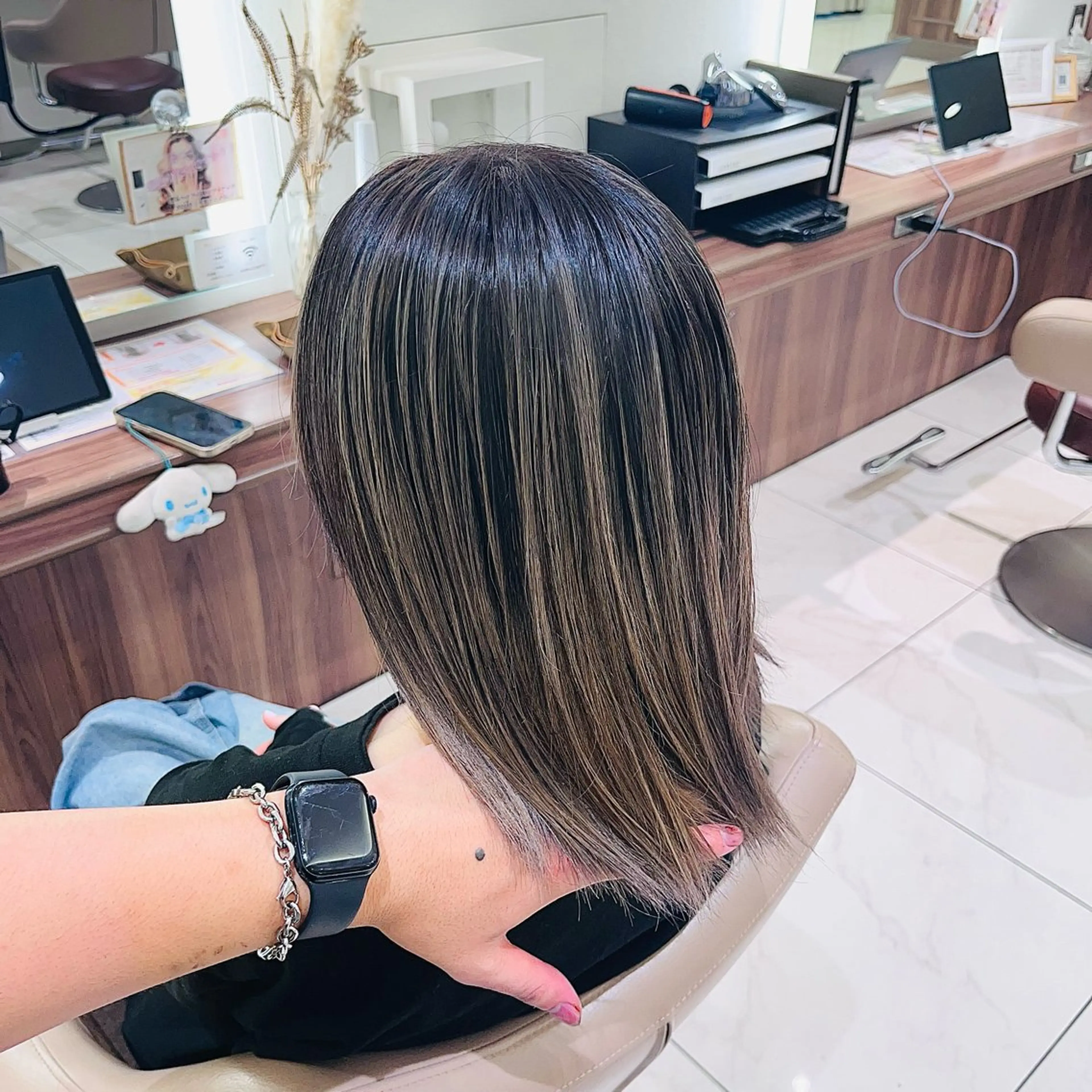 ミディアム カラー バレイヤージュ ベージュカラー グレージュ ハイライトカラー ミルクティーベージュ ヘアカラー トリートメント 澤田 隆誠のヘアスタイル
