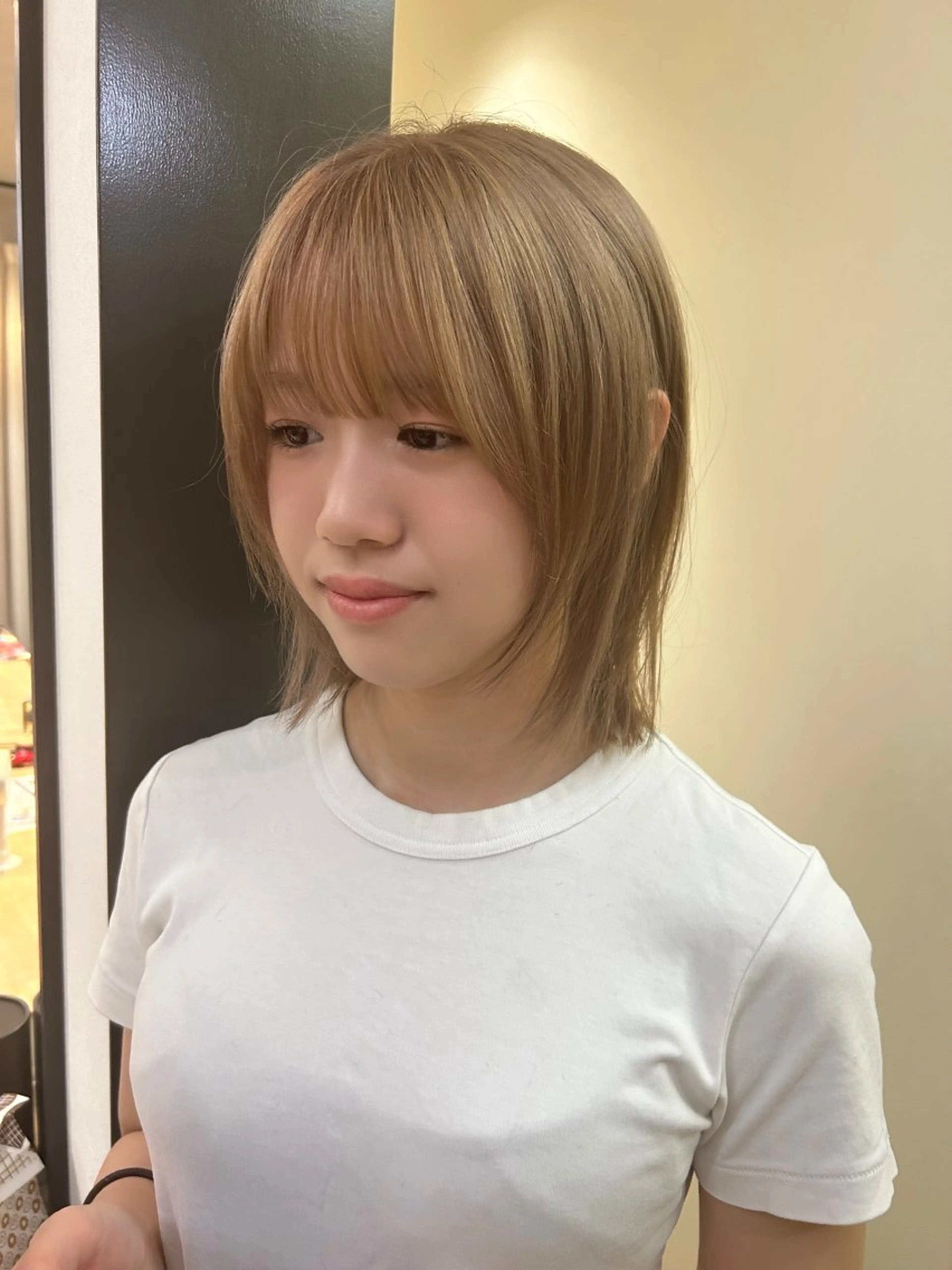 ミディアム カラー ベージュカラー ブリーチ ブロンド ブロンドベージュ カット ヘアカラー トリートメント hub hair レイヤー/透明感のヘアスタイル