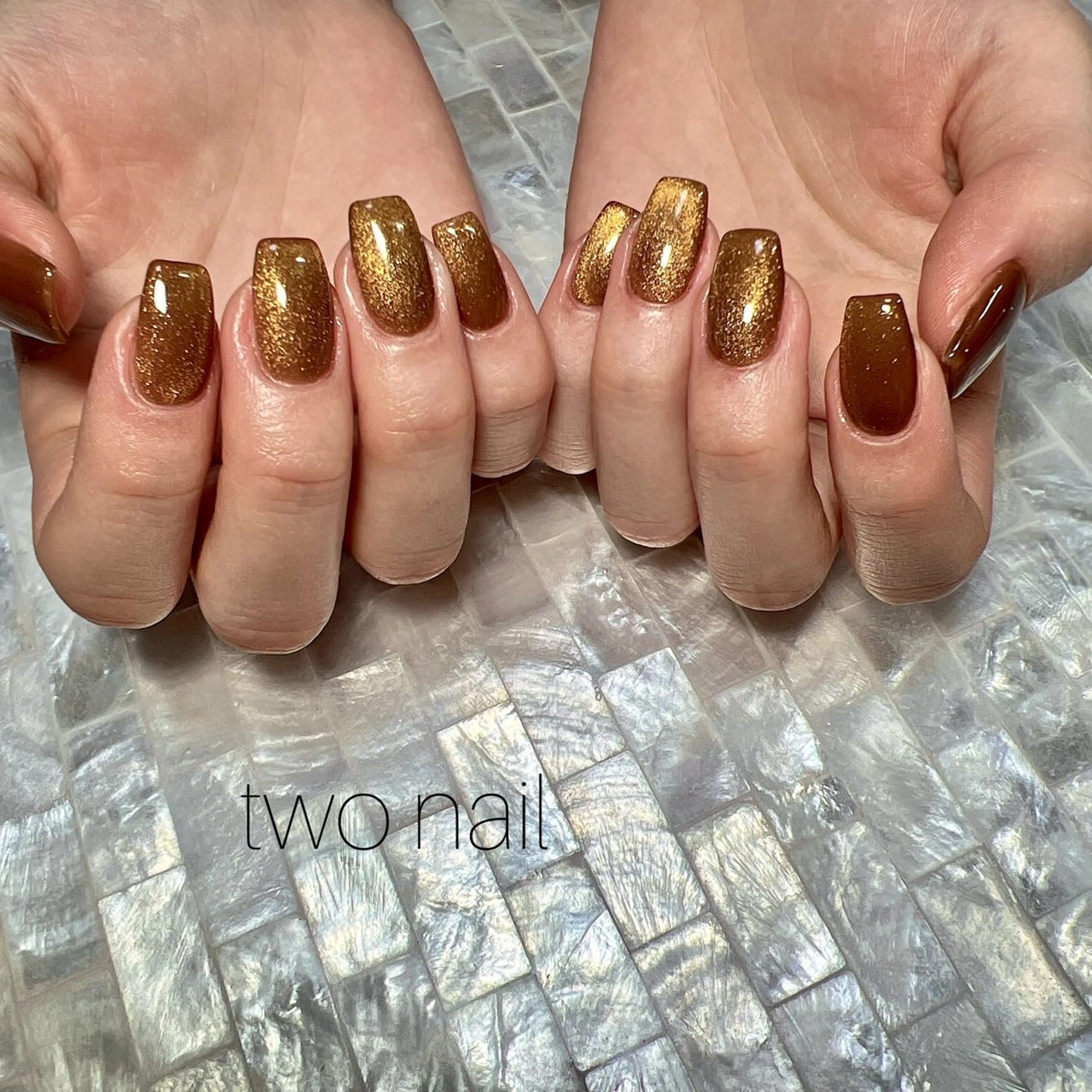 ネイル ブラウン キラキラネイル マグネットネイル ネイルチップ ホワイト ハンドネイル two nailのネイルデザイン
