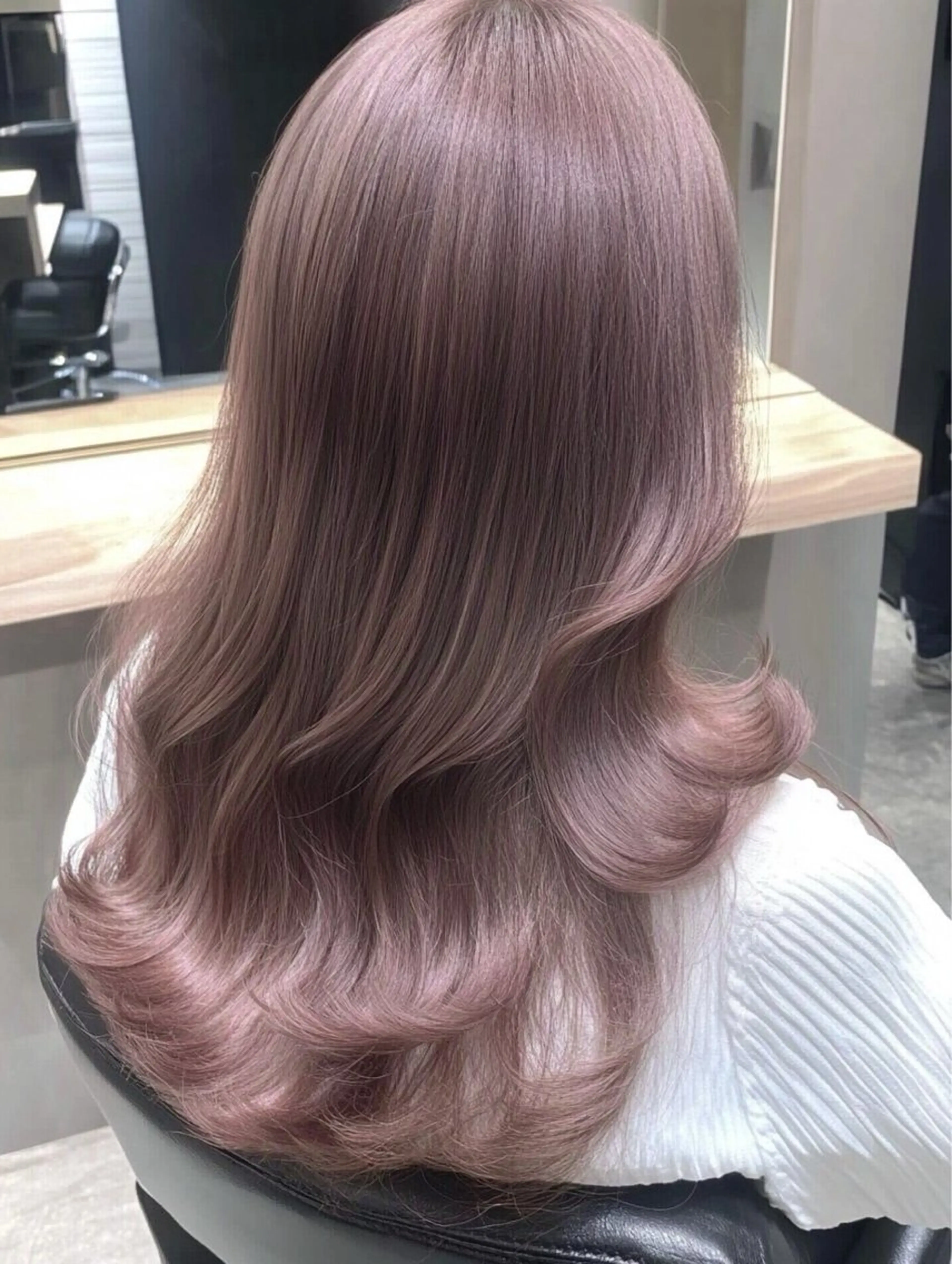 ロング カラー ハイトーンカラー ヘアカラー バレイヤージュ/ ミルクティーベージュのヘアスタイル