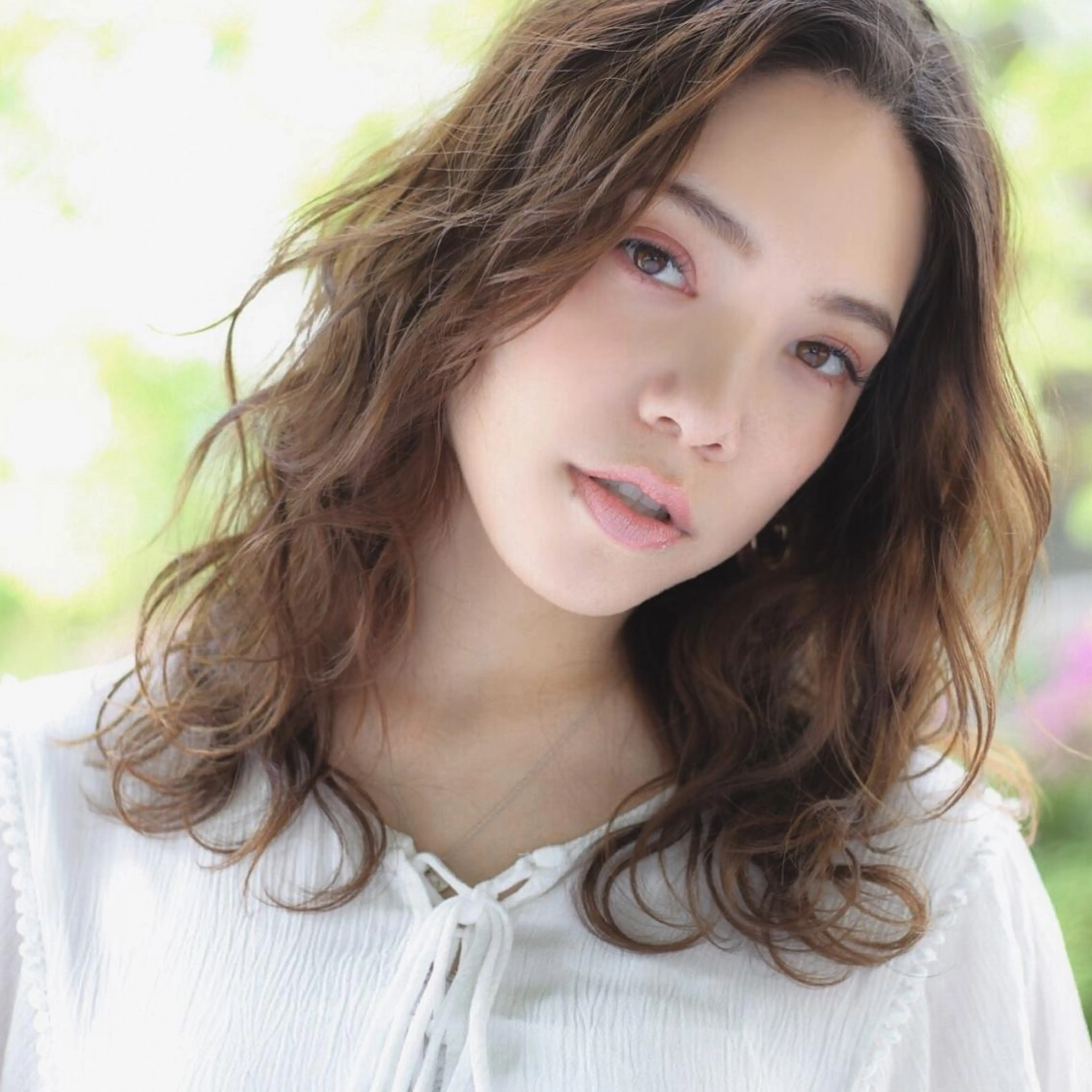セミロング 外国人風カラー ハイライト 髪質改善 韓国風ヘア レイヤーカット ハリウッドブロウ LAID BACKの眉毛・アイブロウイメージ