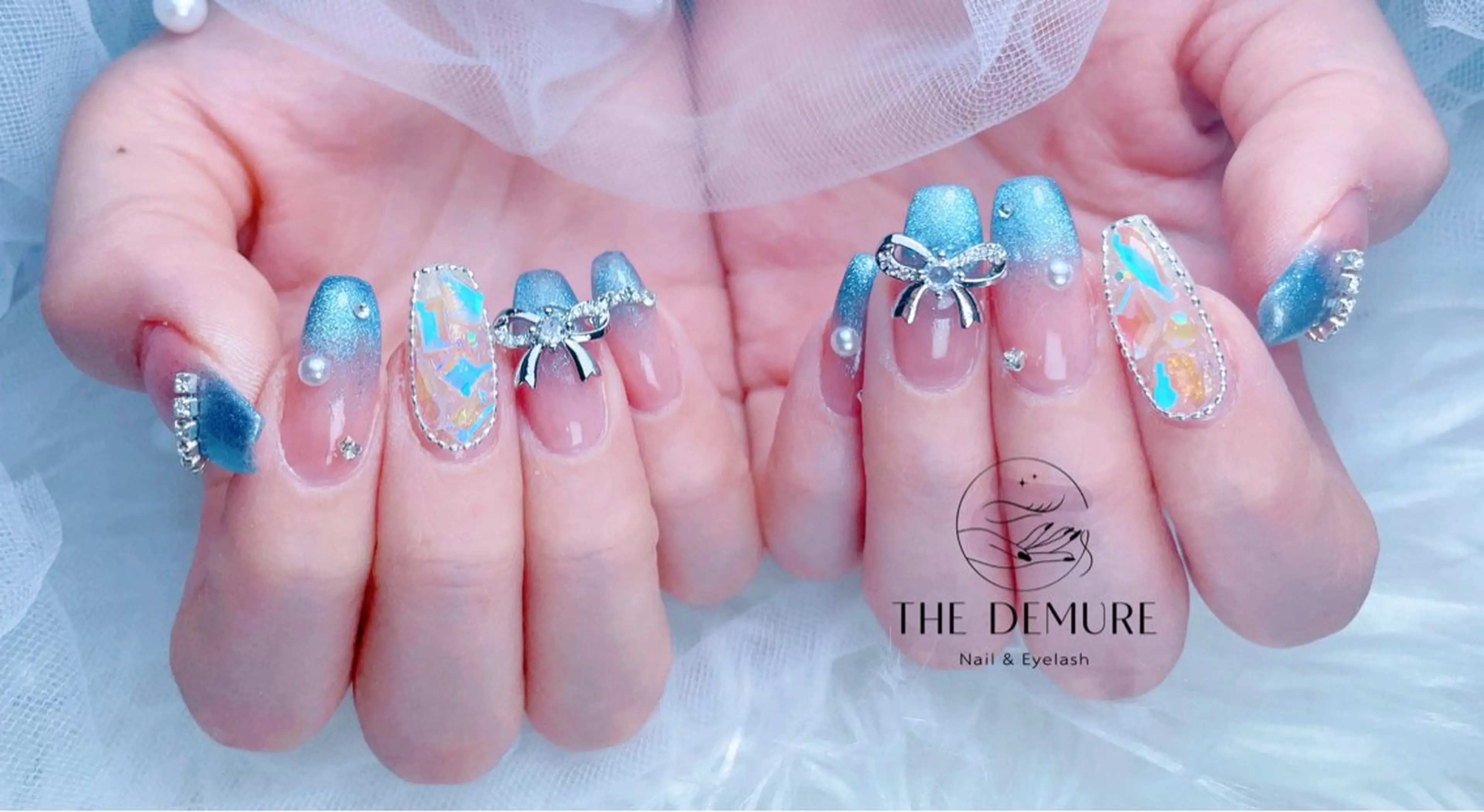 ネイル アートネイル キラキラネイル 韓国ネイル 水色 ロングネイル ハンドネイル ハンドケア NailDemure 【銀座店】のネイルデザイン