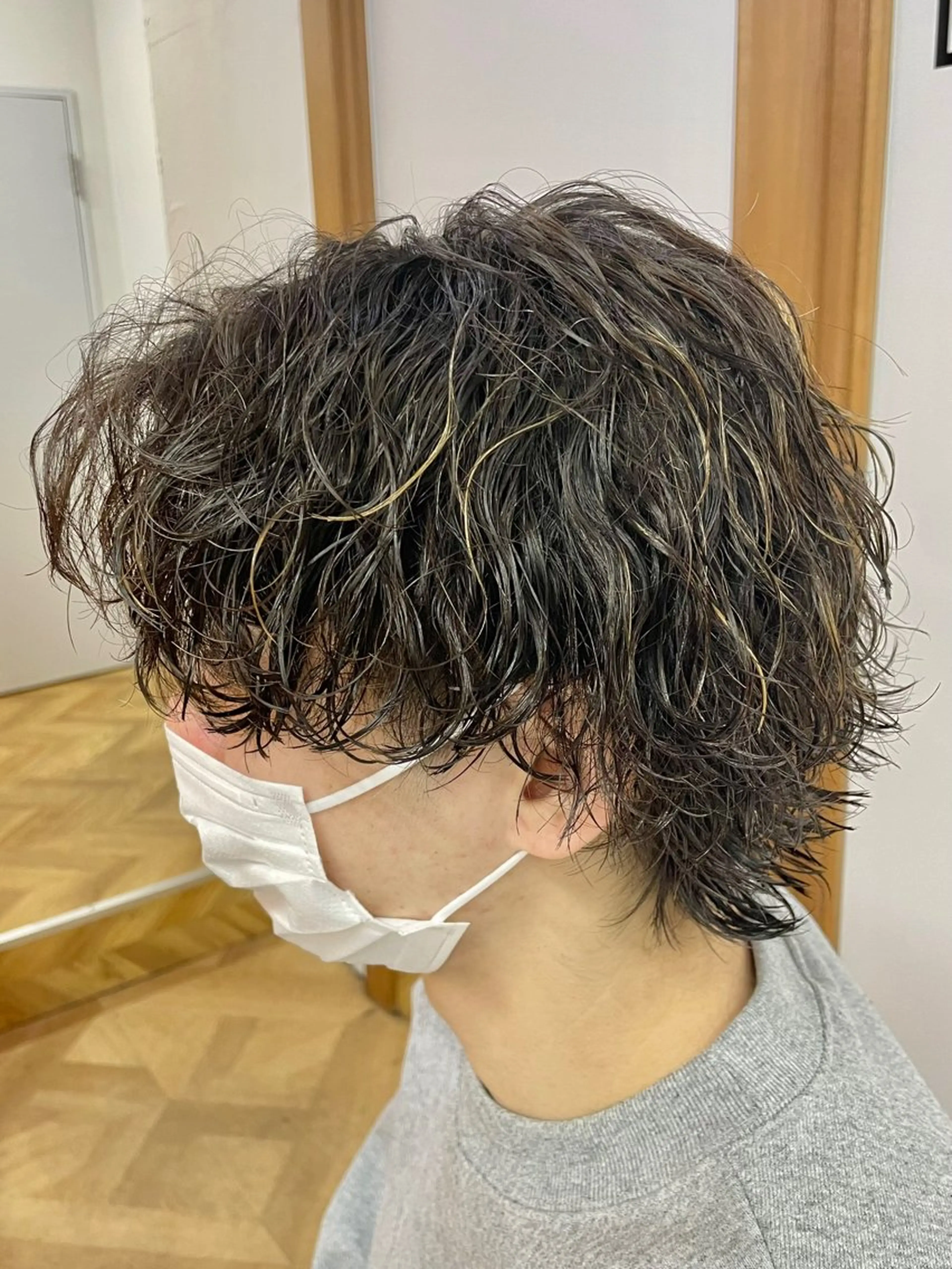 カラー パーマ メンズ メンズハイライト 波巻きパーマ ハイライトカラー 立川/過去1の毛流れ パーマ/しゅーとのヘアスタイル