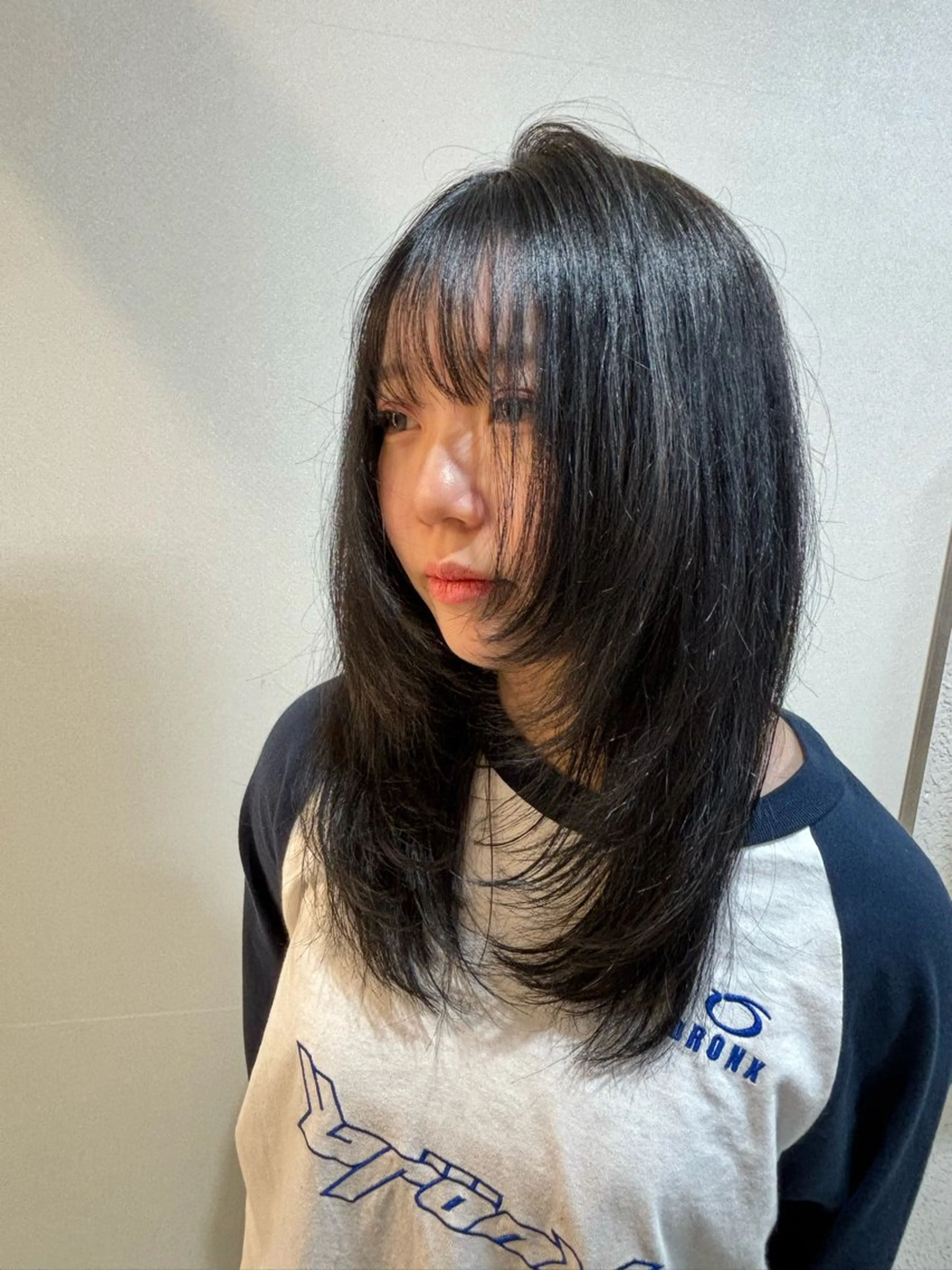 ミディアム カラー 黒髪 ブルーカラー ブルーブラック 顔まわりレイヤー レイヤーカット パーマ/暖色 /レイヤー/後藤海音のヘアスタイル