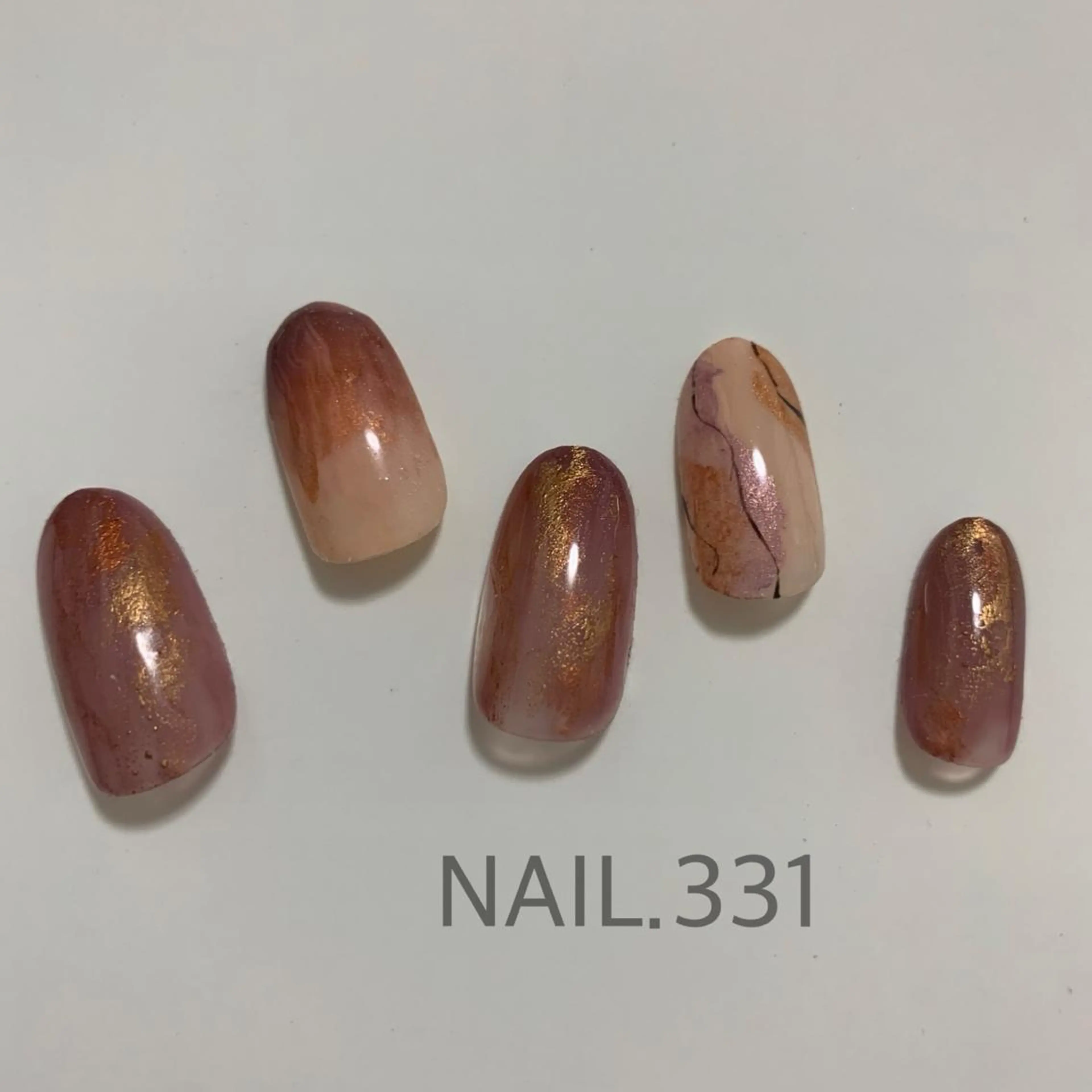ネイル オーロラネイル フラッシュネイル ラメ(グリッター) マグネットネイル ニュアンスネイル ハンドネイル フットネイル NAIL.331所属・Nail 331のネイルデザイン