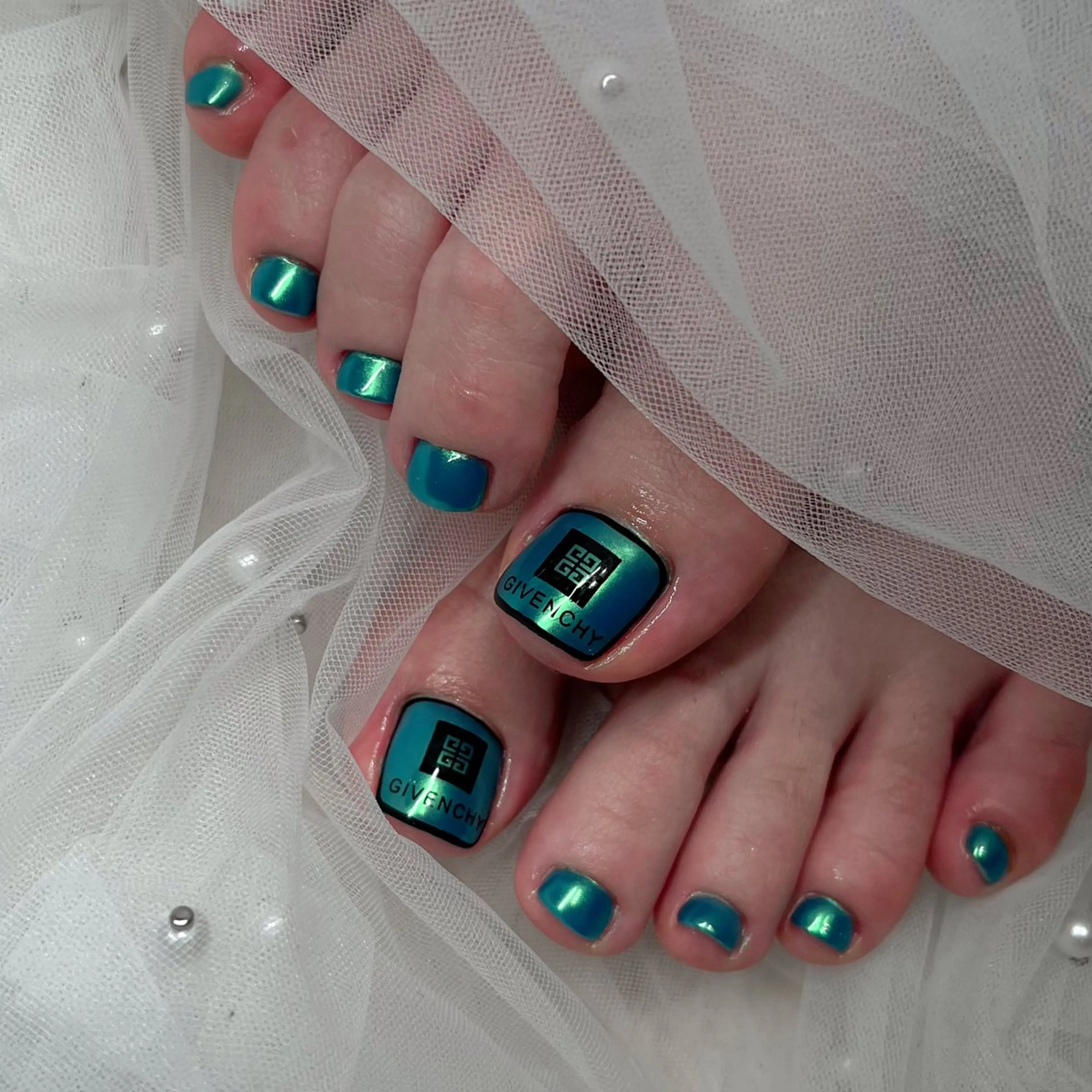 ネイル フットネイル フレンチネイル ジェルネイル ラメ(グリッター) ラメグラデーション フットネイル NEO Beauty Salon所属・𝐍𝐄𝐎 𝐉𝐔𝐑𝐈のネイルデザイン