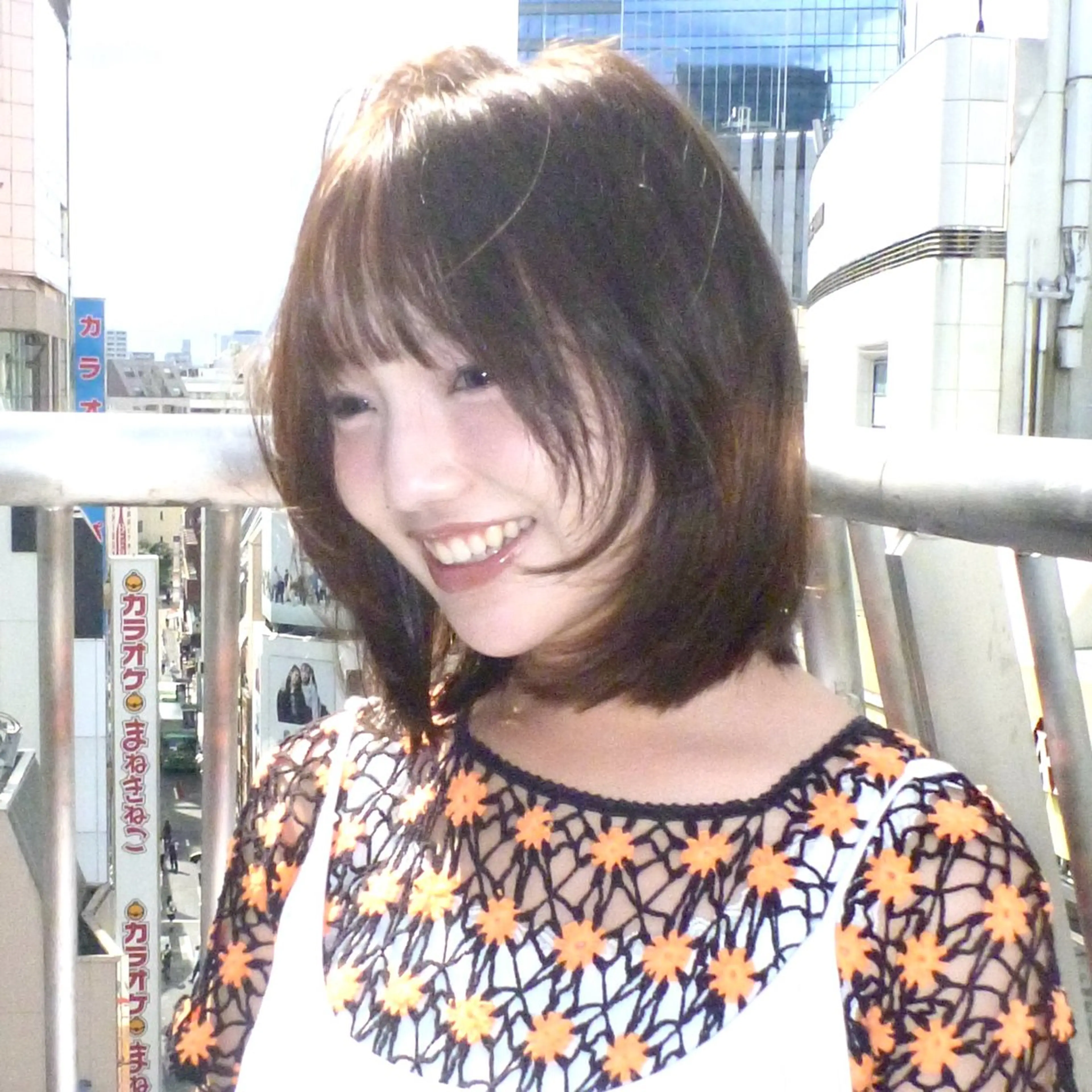 セミロング カラー 黒髪 ブルーカラー ブルーブラック ハッシュカット レイヤーカット カット ヘアカラー トリートメント レイヤーカット ダブルカラーのヘアスタイル