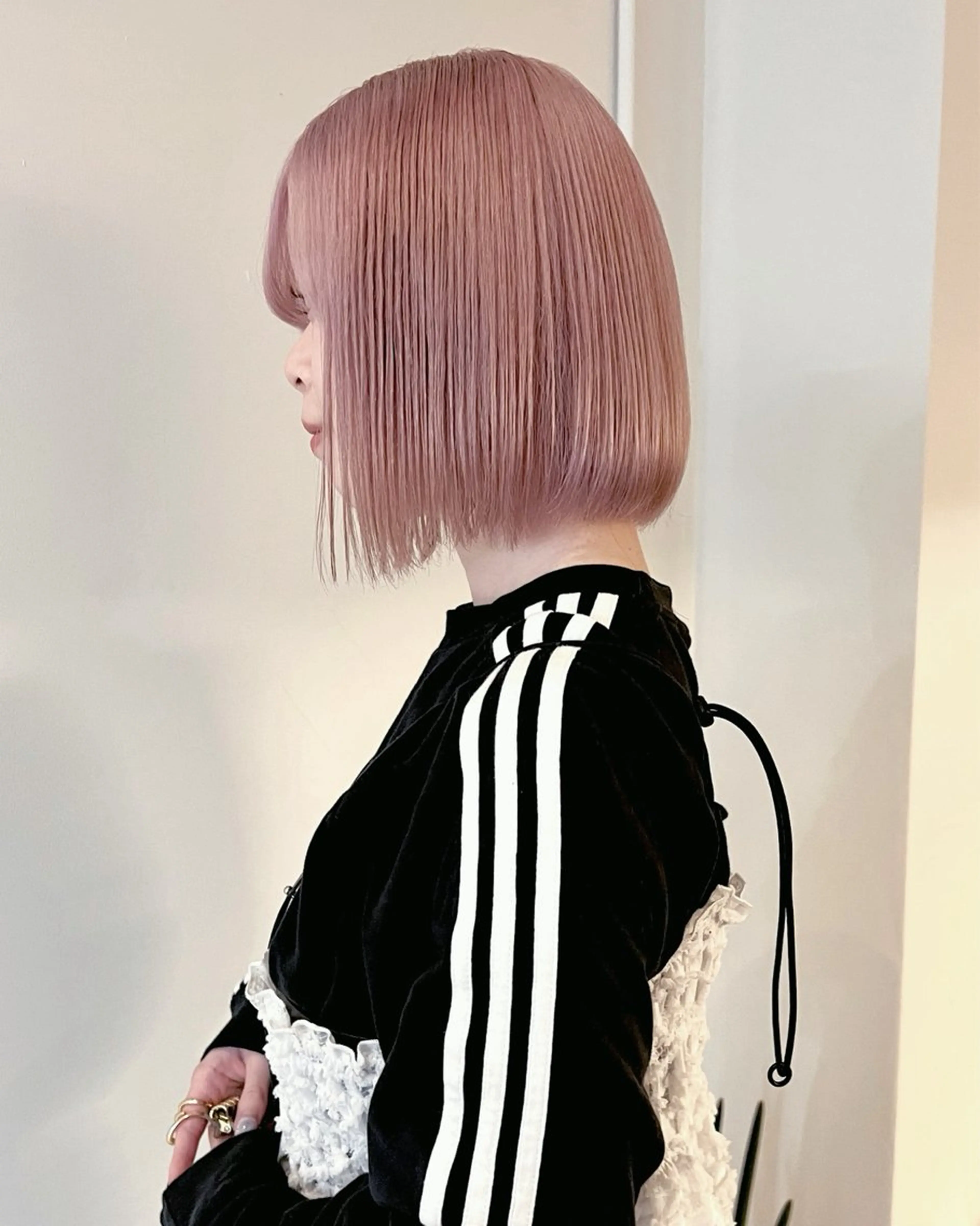 ショート カラー ブリーチ ケアブリーチ ピンクカラー ホワイトピンク ヘアカラー トリートメント RAIMA ハイトーンレイヤーのヘアスタイル