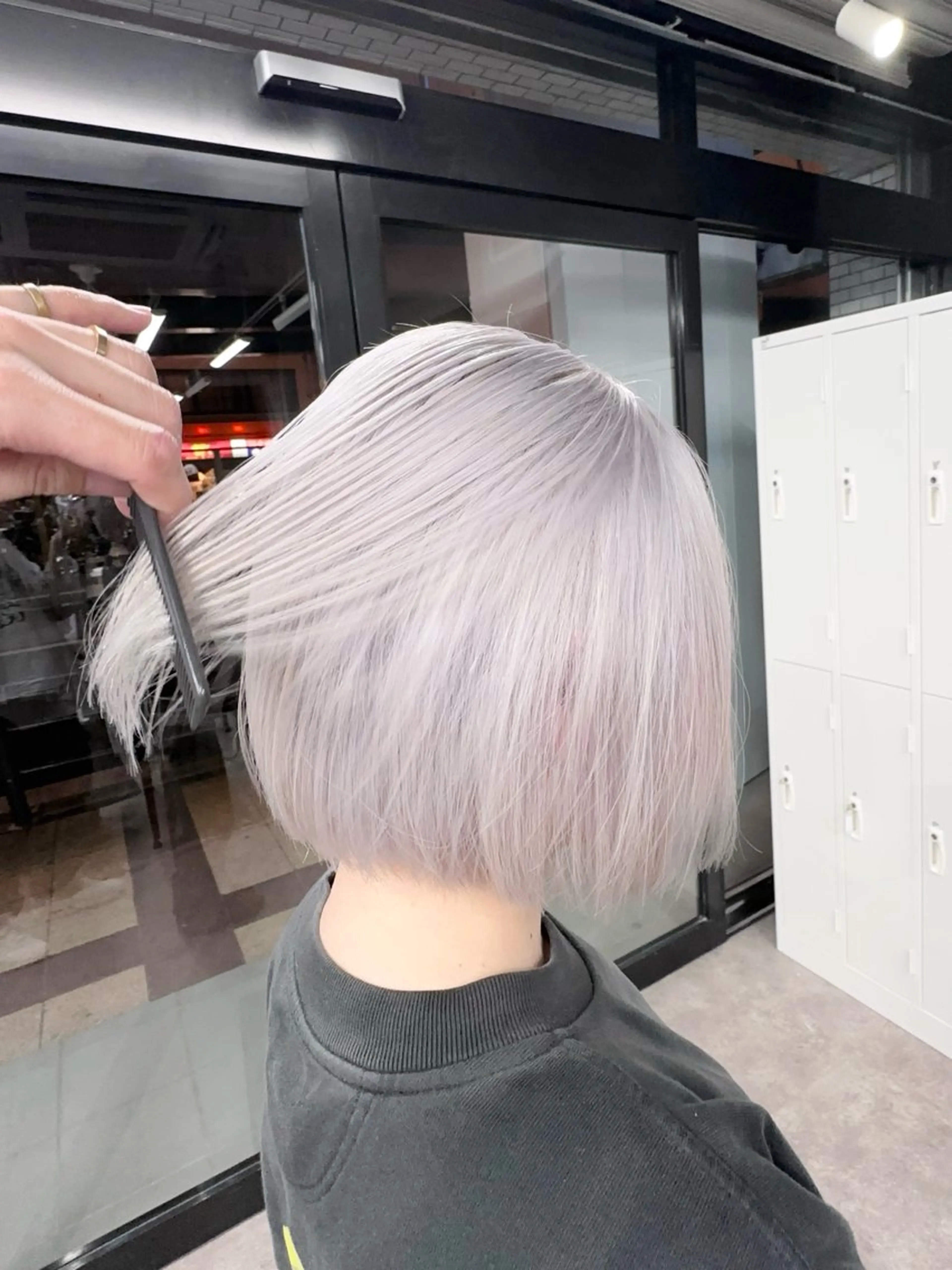ミディアム ヘアカラー 前髪カット🩶レイヤ ー🩶ハイトーン🩶のヘアスタイル