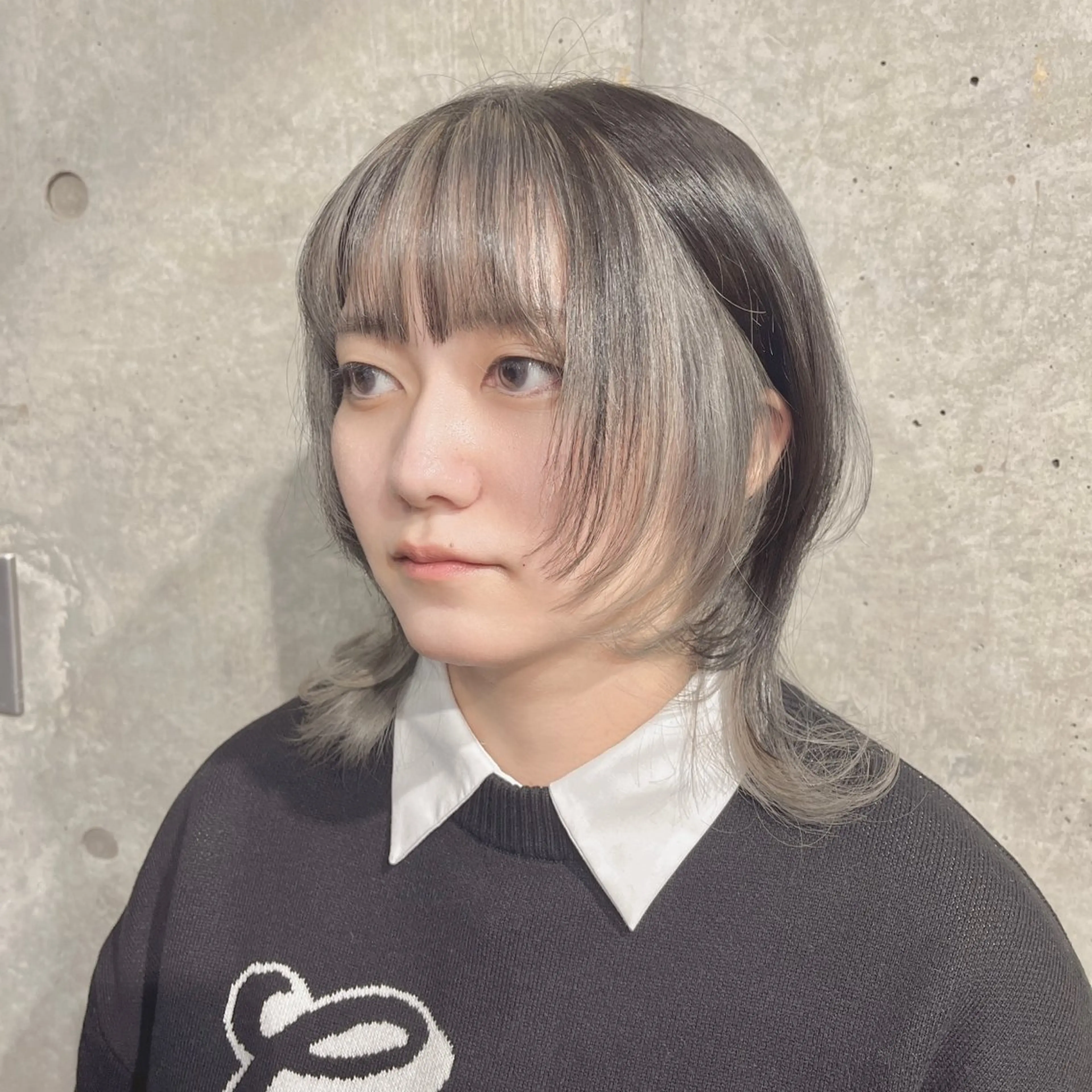 セミロング カラー インナーカラー シルバー 顔まわりレイヤー レイヤーカット トリートメント ヘアカラー 藤澤 夏実/インナーカラーのヘアスタイル