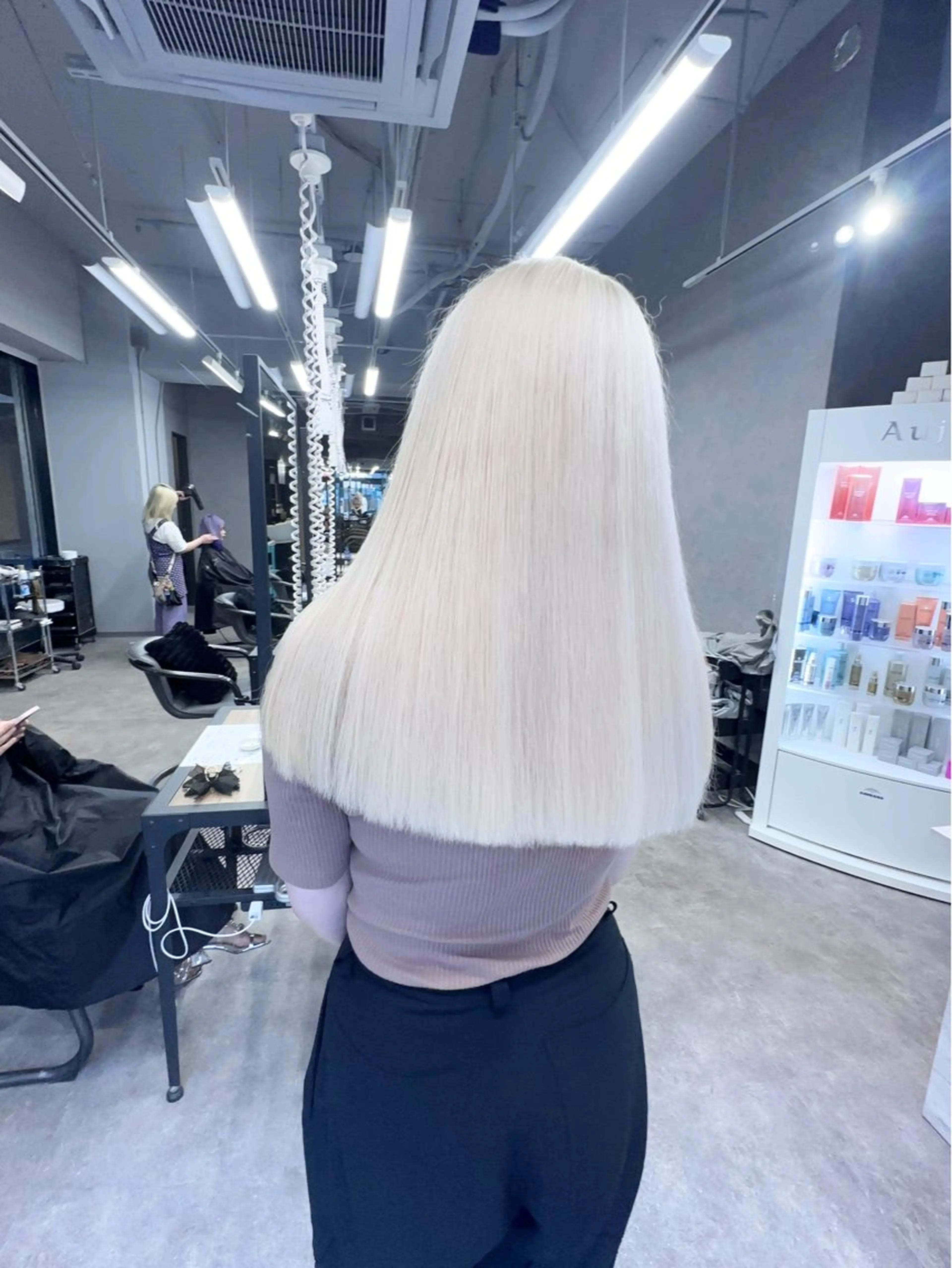 ロング 前髪カット🩶レイヤ ー🩶ハイトーン🩶のヘアスタイル