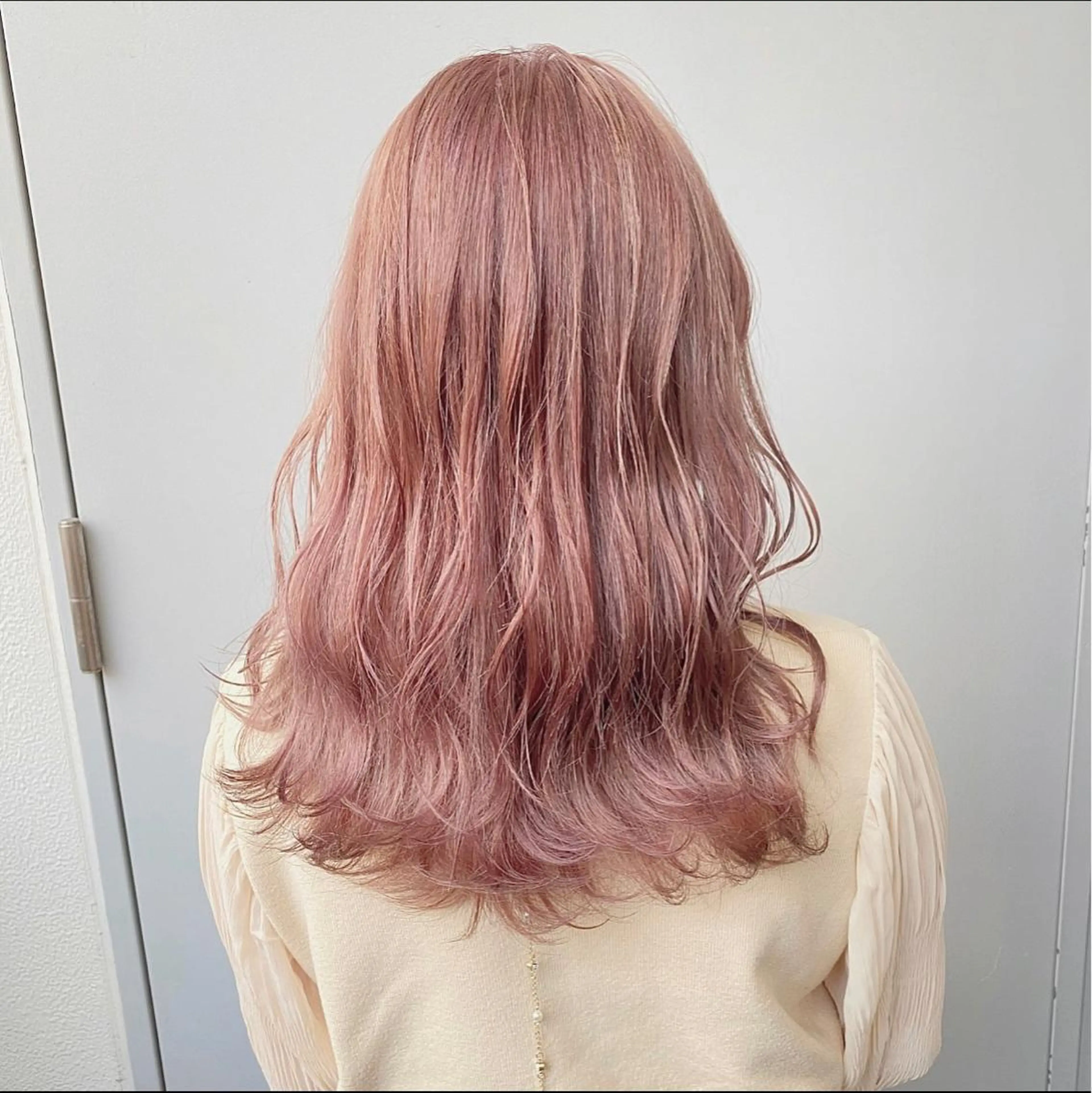 ミディアム ❤︎ワンホンガーリー なハイトーンヘア❤︎のヘアスタイル