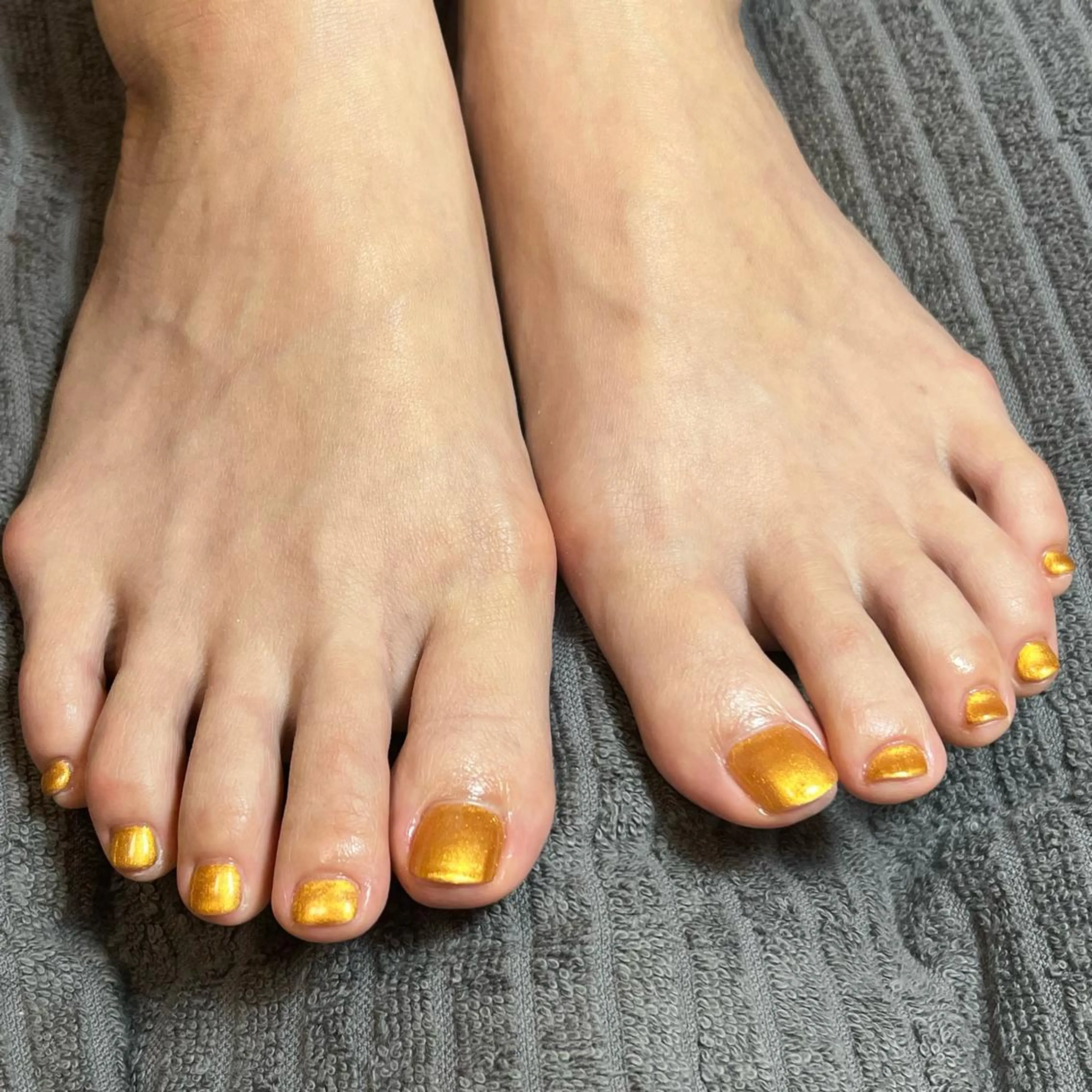 ネイル ゴールド フットネイル HENRIETTA NAILSALONのネイルデザイン