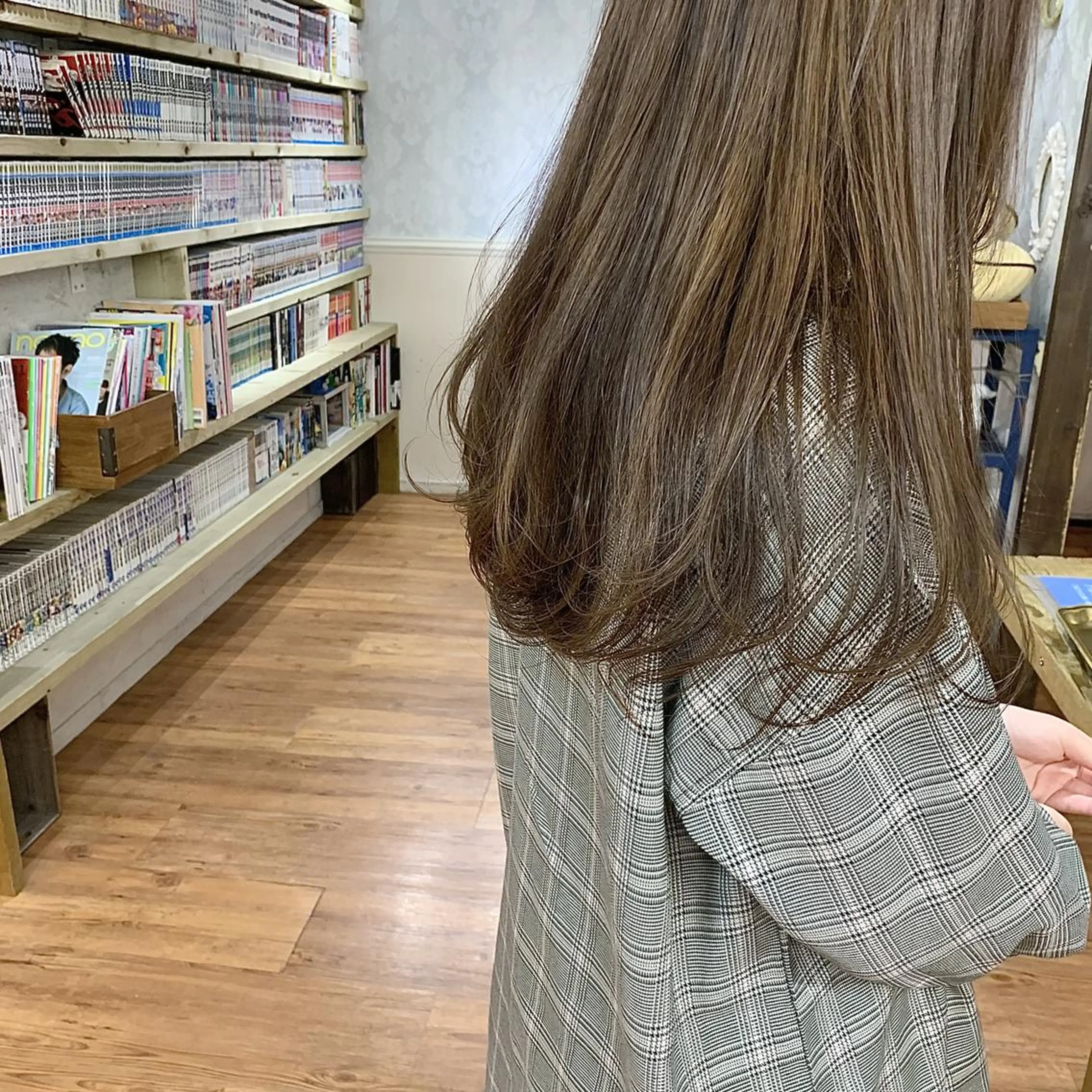 セミロング カラー アッシュ ベージュカラー カット ヘアカラー トリートメント お顔まわりカット🌱 emo.村松泉綺のヘアスタイル