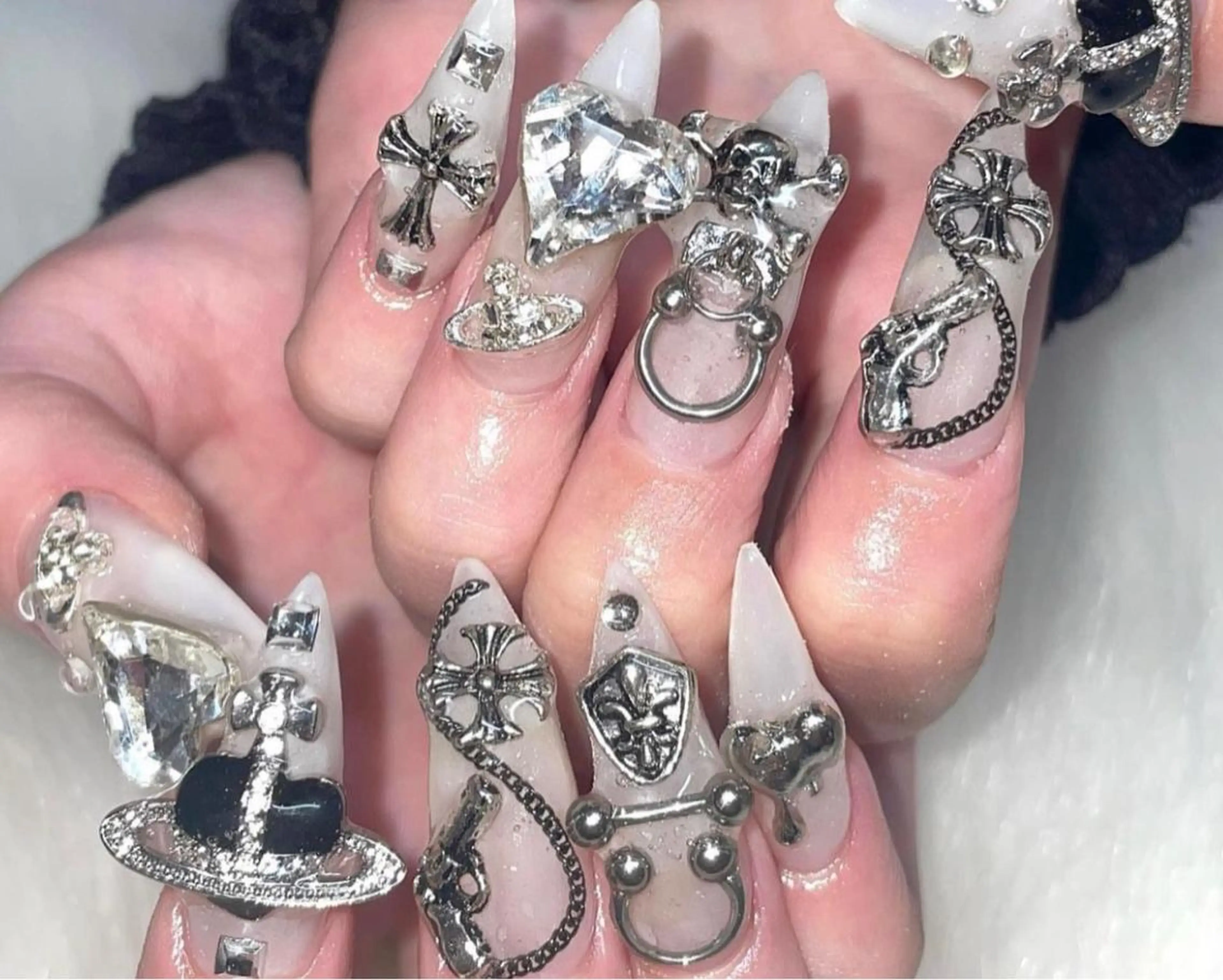 ネイル ハート キラキラネイル リボン スカルプネイル ホワイト NAILSGOGO shibuyaのネイルデザイン