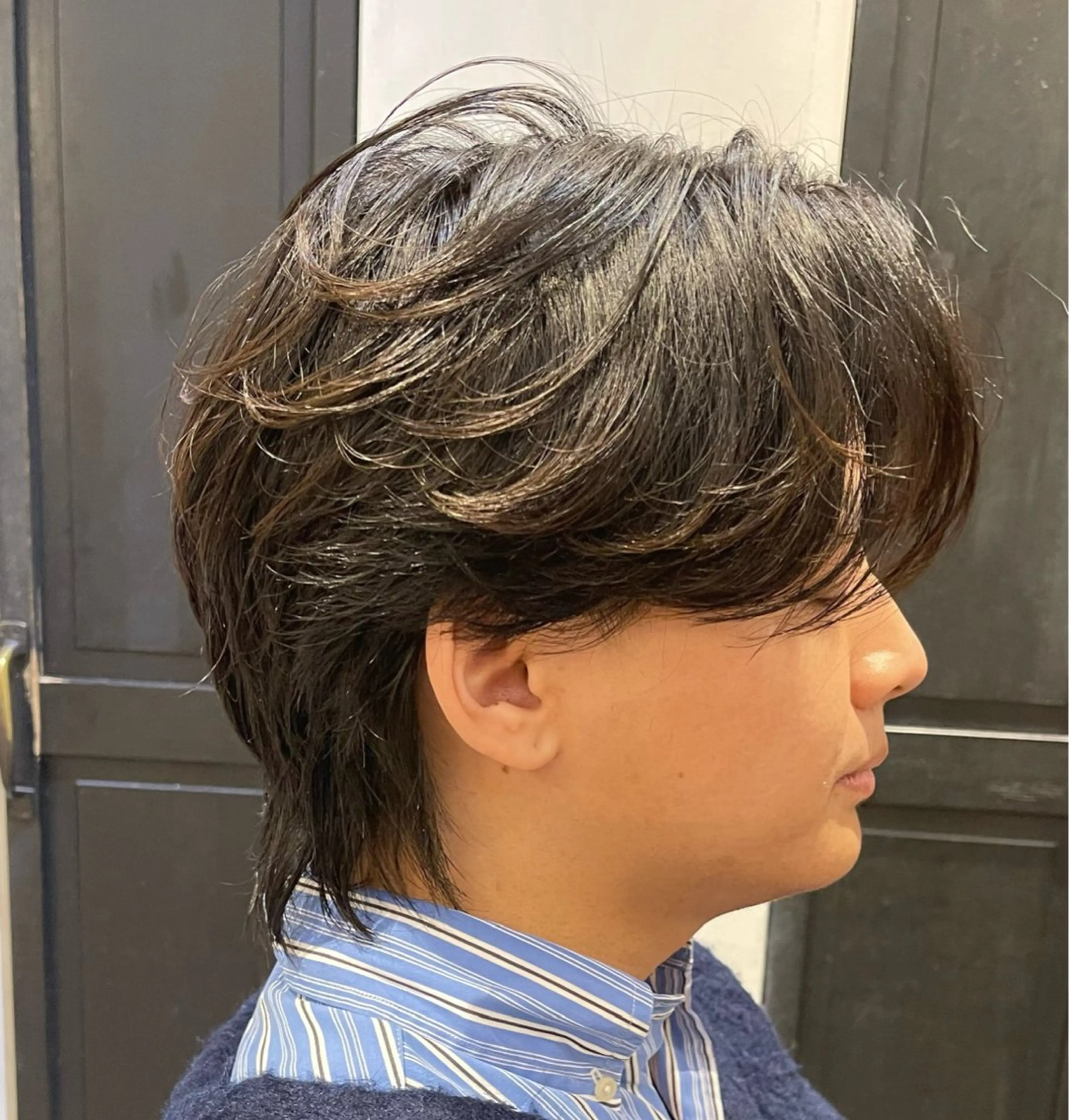 ショート パーマ メンズ ビジネス センターパート フェードカット フェザーパーマ メンズ韓国風 カット パーマ トリートメント ヘアセット youres hair 髪質改善トリートメント&ヘッドスパ　新宿WEST【ユアーズヘア】所属・新宿メンズパーマ TAKEメンズカットのヘアスタイル