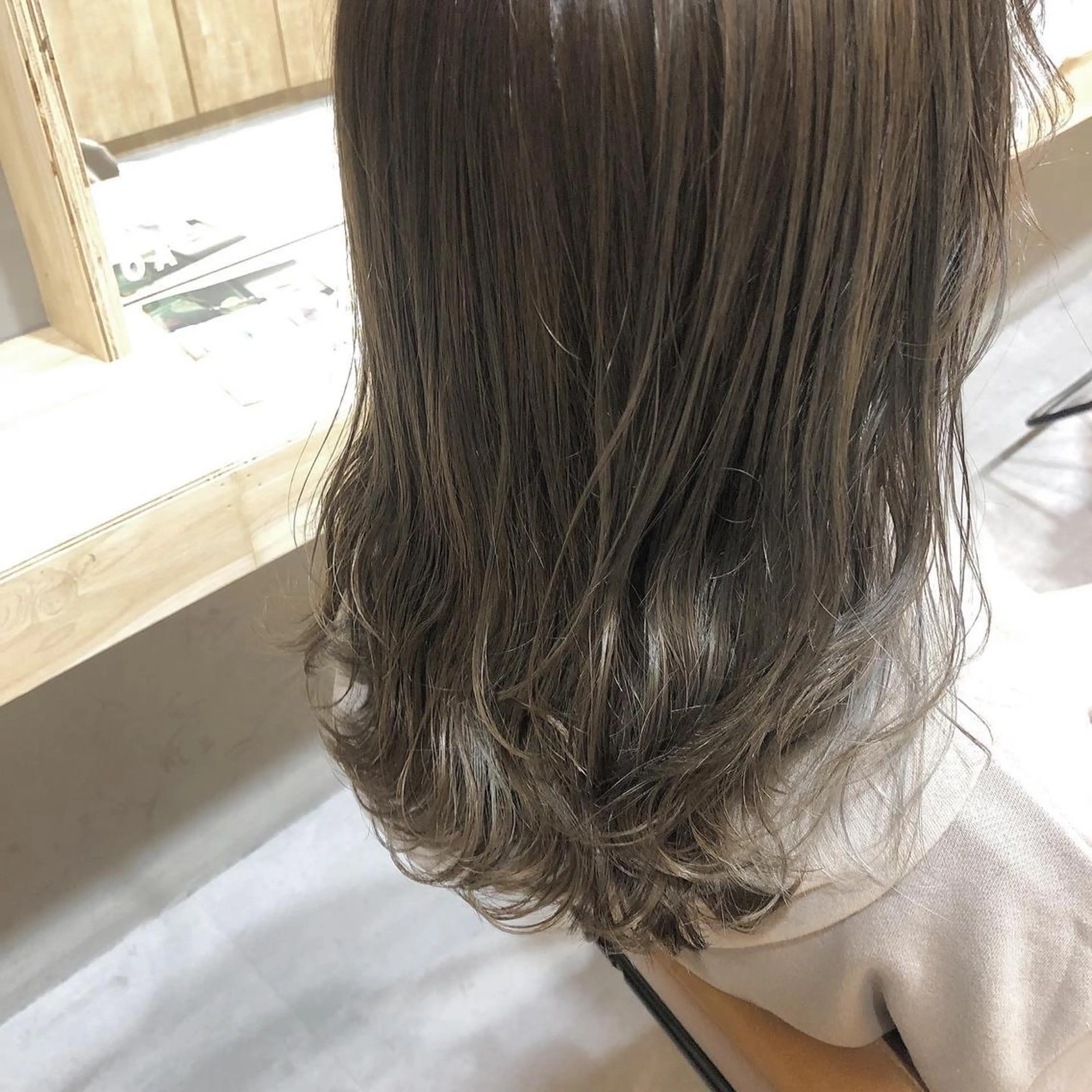セミロング カラー カット トリートメント 畑中 愛梨のヘアスタイル
